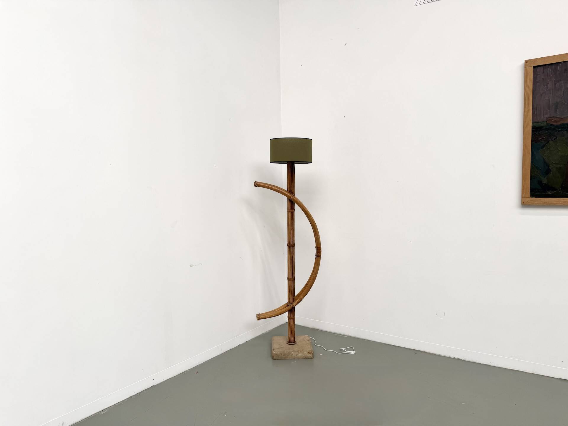 Lampadaire sculptural en rotin cintré