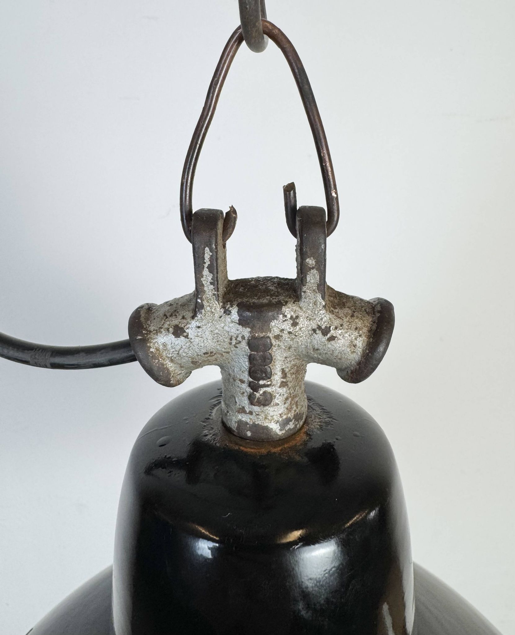 Lampe d'usine industrielle en émail noir avec dessus en fonte, années 1950