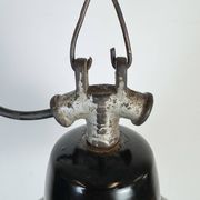 Lampe d'usine industrielle en émail noir avec dessus en fonte, années 1950