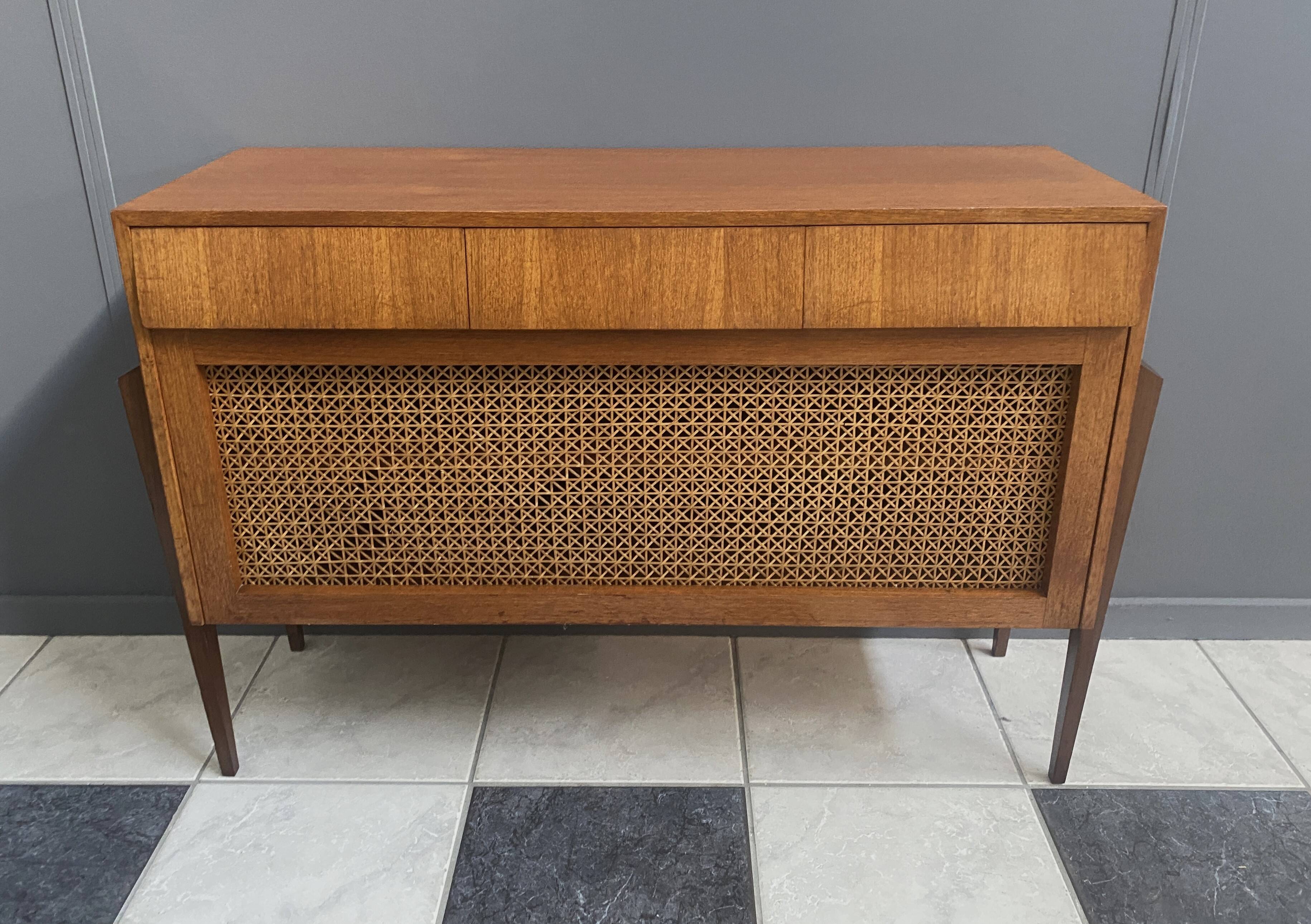 Petit buffet en teck avec façade sanglée, années 1960