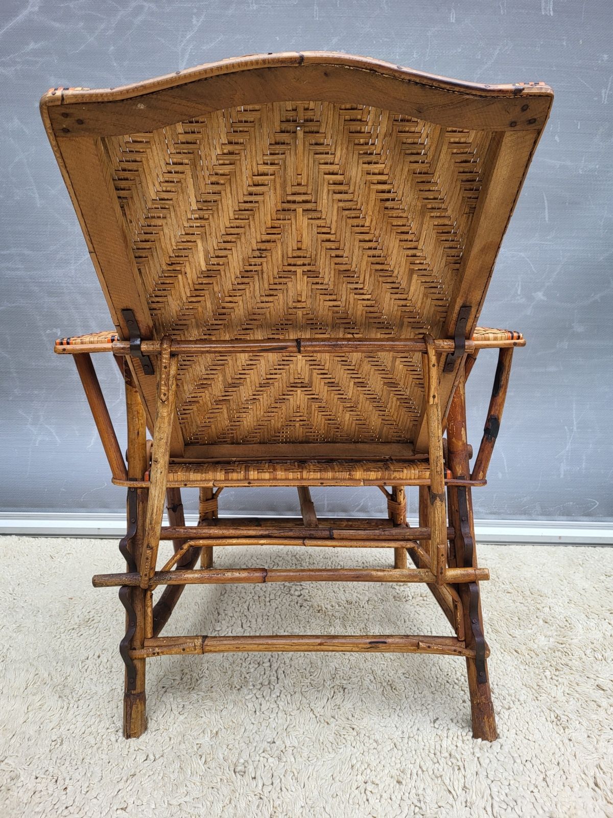 Riviera chaise longue • Art Deco • red and black rattan