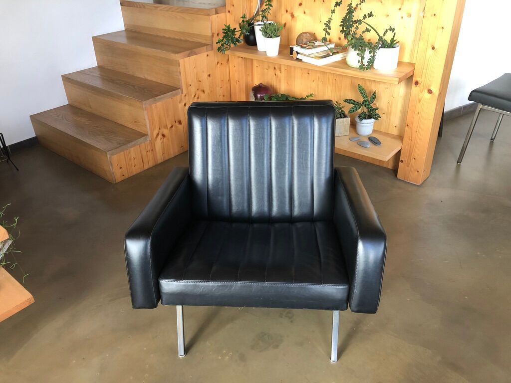 Vintage armchair in black skaï