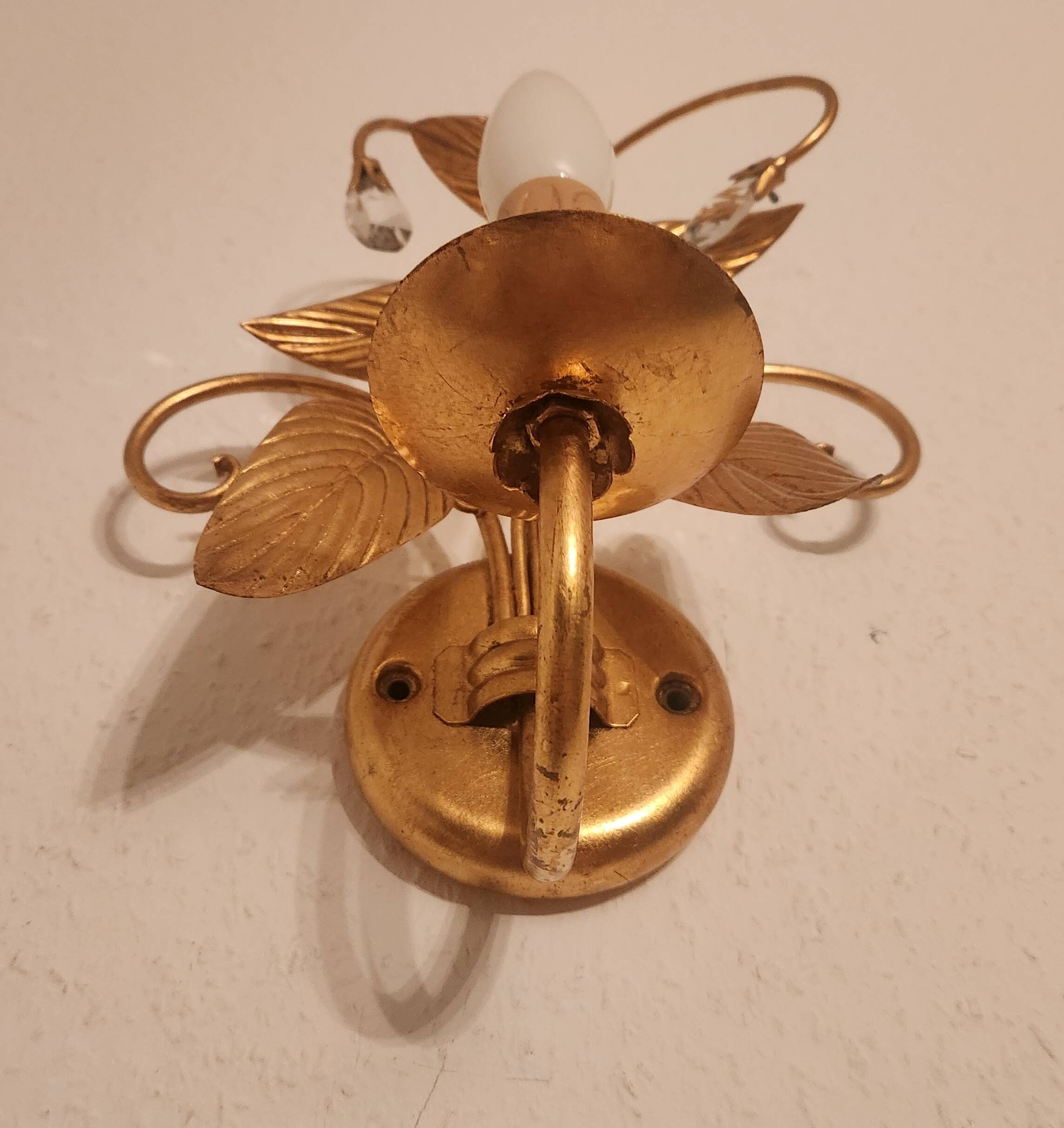 Shabby Wandlampe vergoldet Blattgold Kristallelemente Hollywood Regency 70s