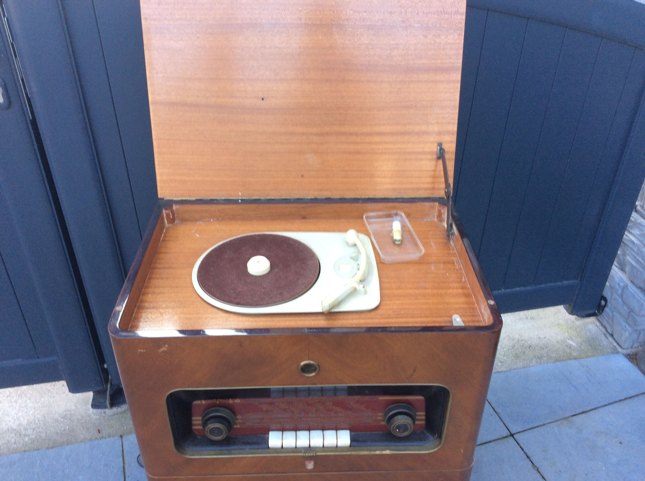 Radio spins disks 1959 vintage Philips