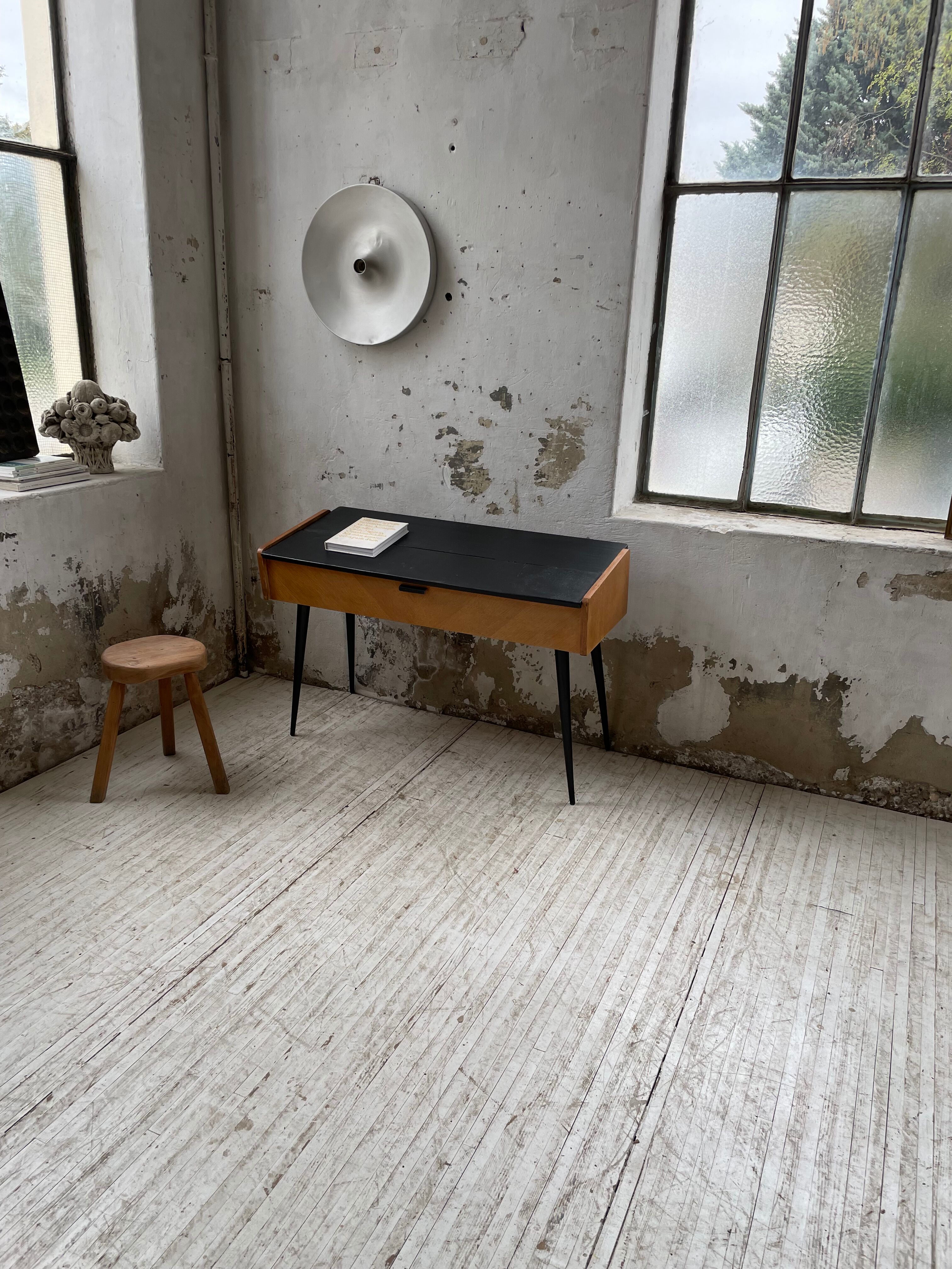 Console desktop feet compass 60s