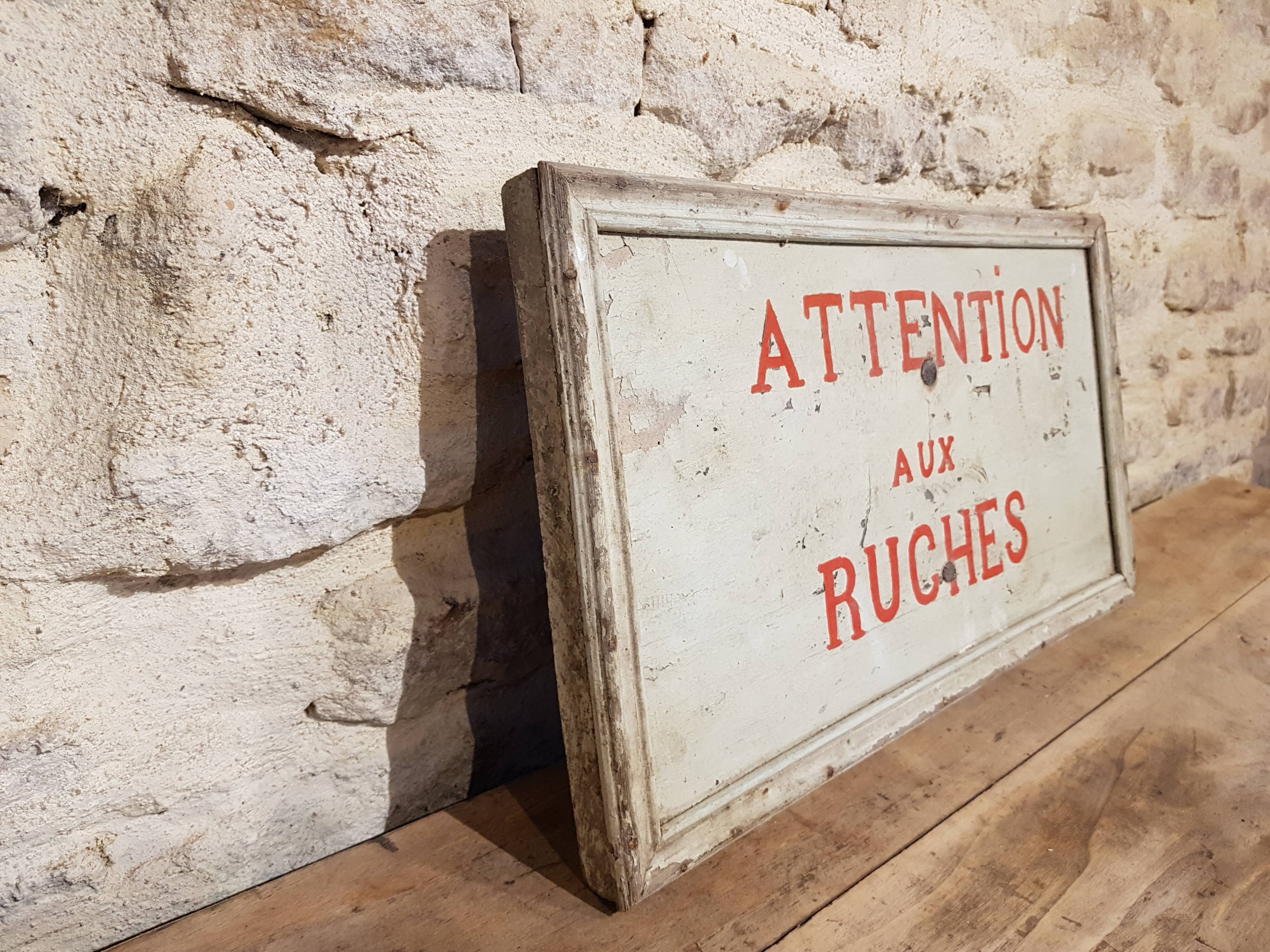 Ancien panneau en bois peint "attention aux ruches"
