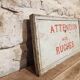 Ancien panneau en bois peint "attention aux ruches"