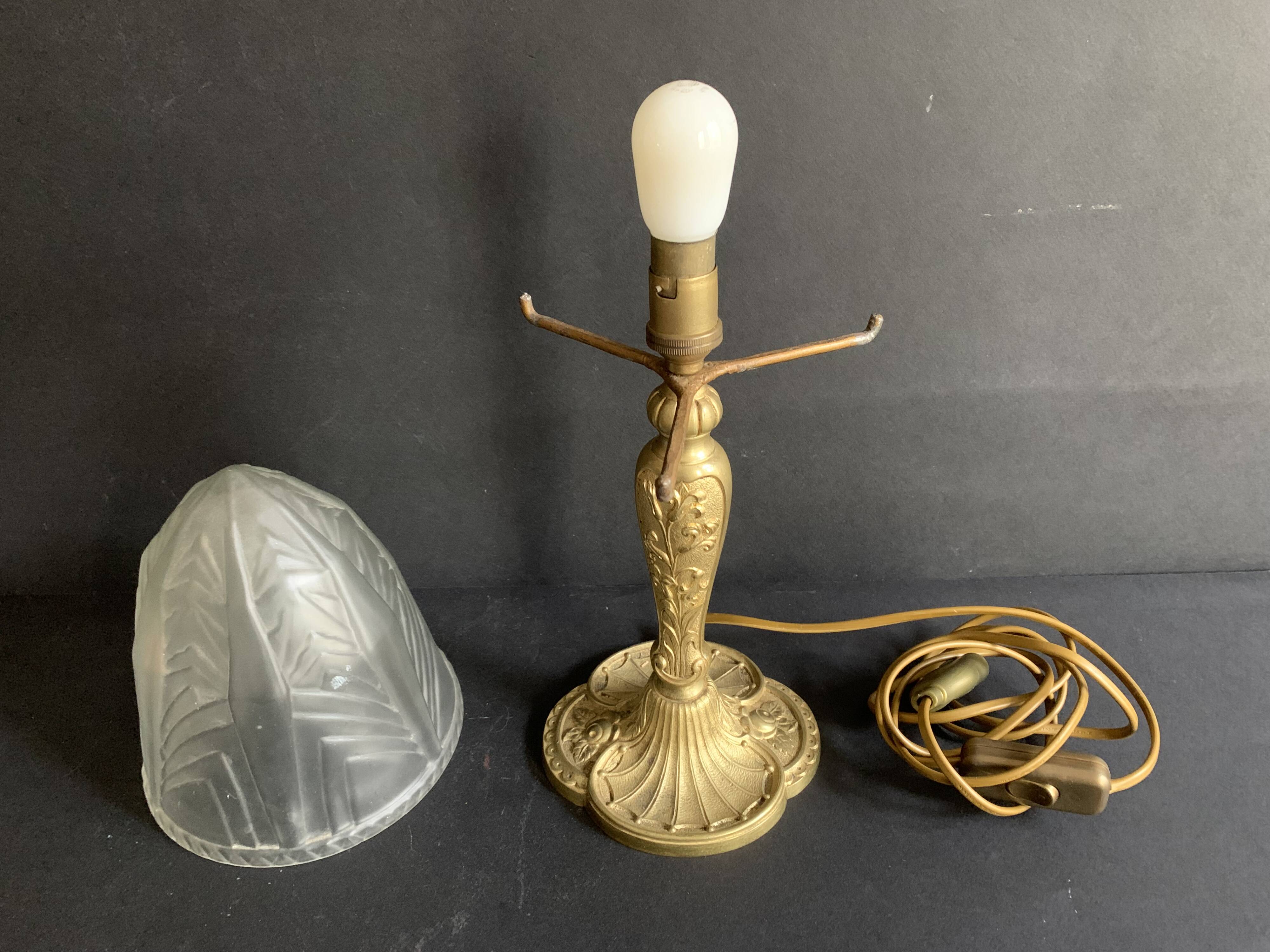Lampe de table Art Nouveau en bronze doré et globe en verre pressé moulé