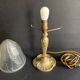 Lampe de table Art Nouveau en bronze doré et globe en verre pressé moulé