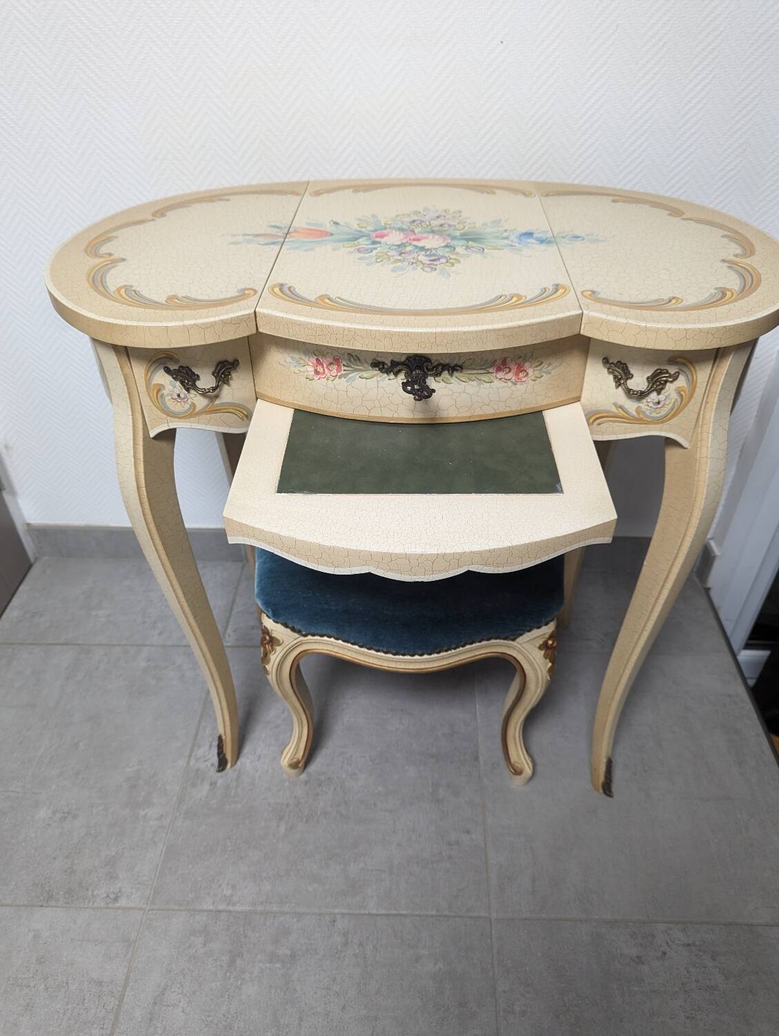 Venetian dressing table