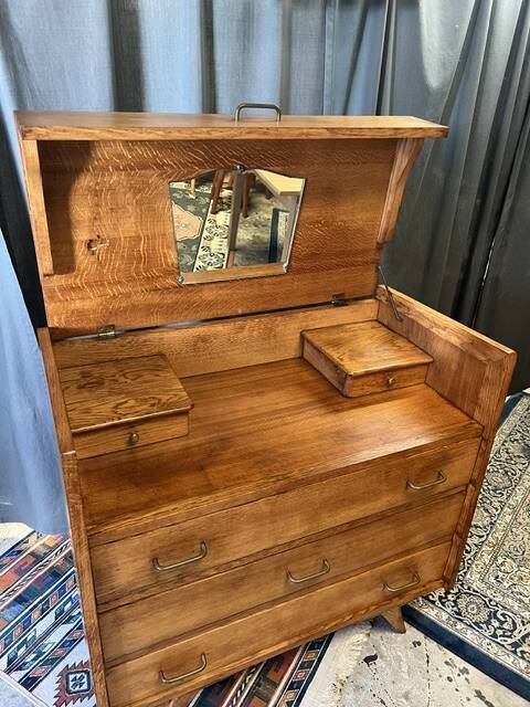 Vintage dressing table with tapered legs