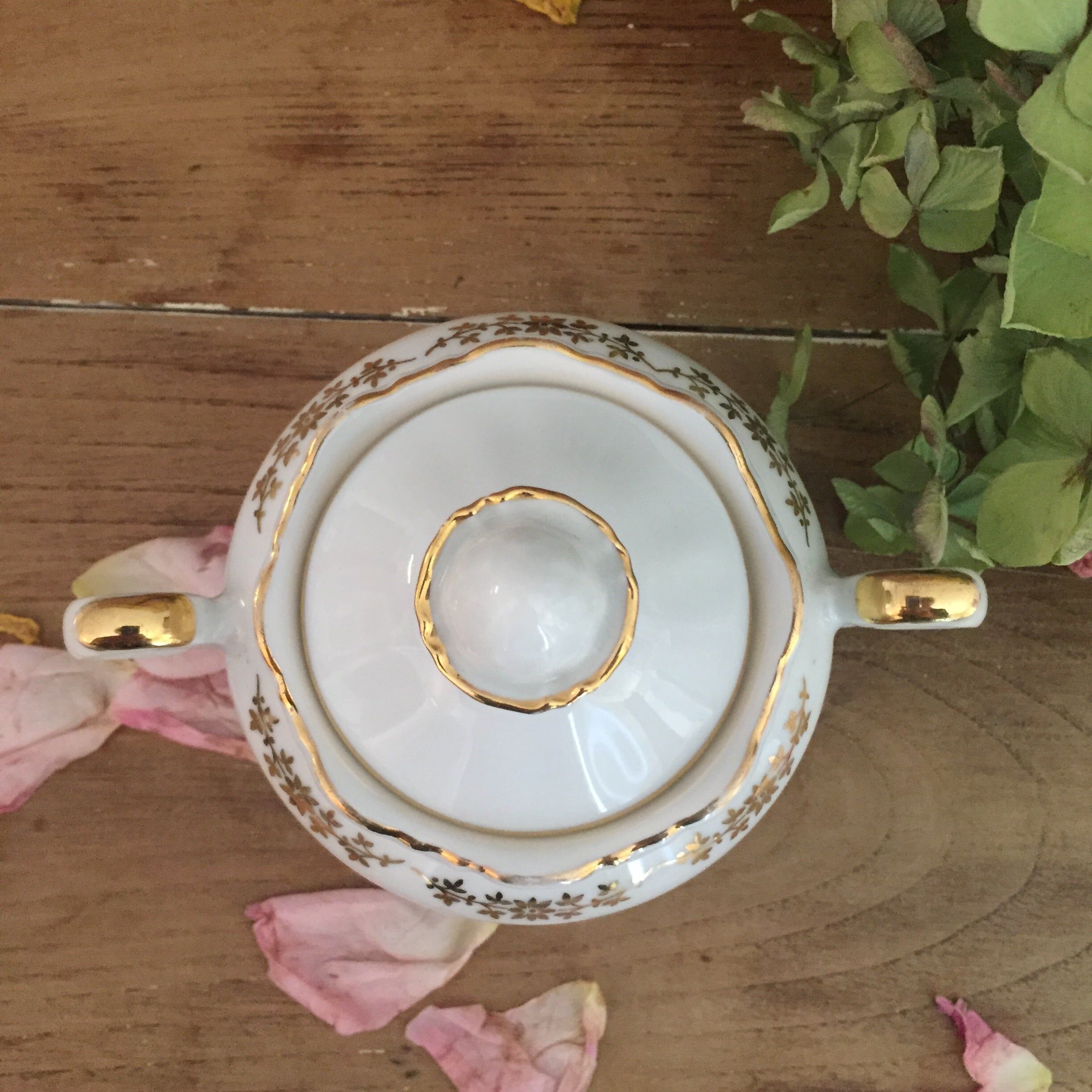 White and gilded porcelain sugar bowl