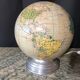 Globe terrestre lumineux Perrina en verre