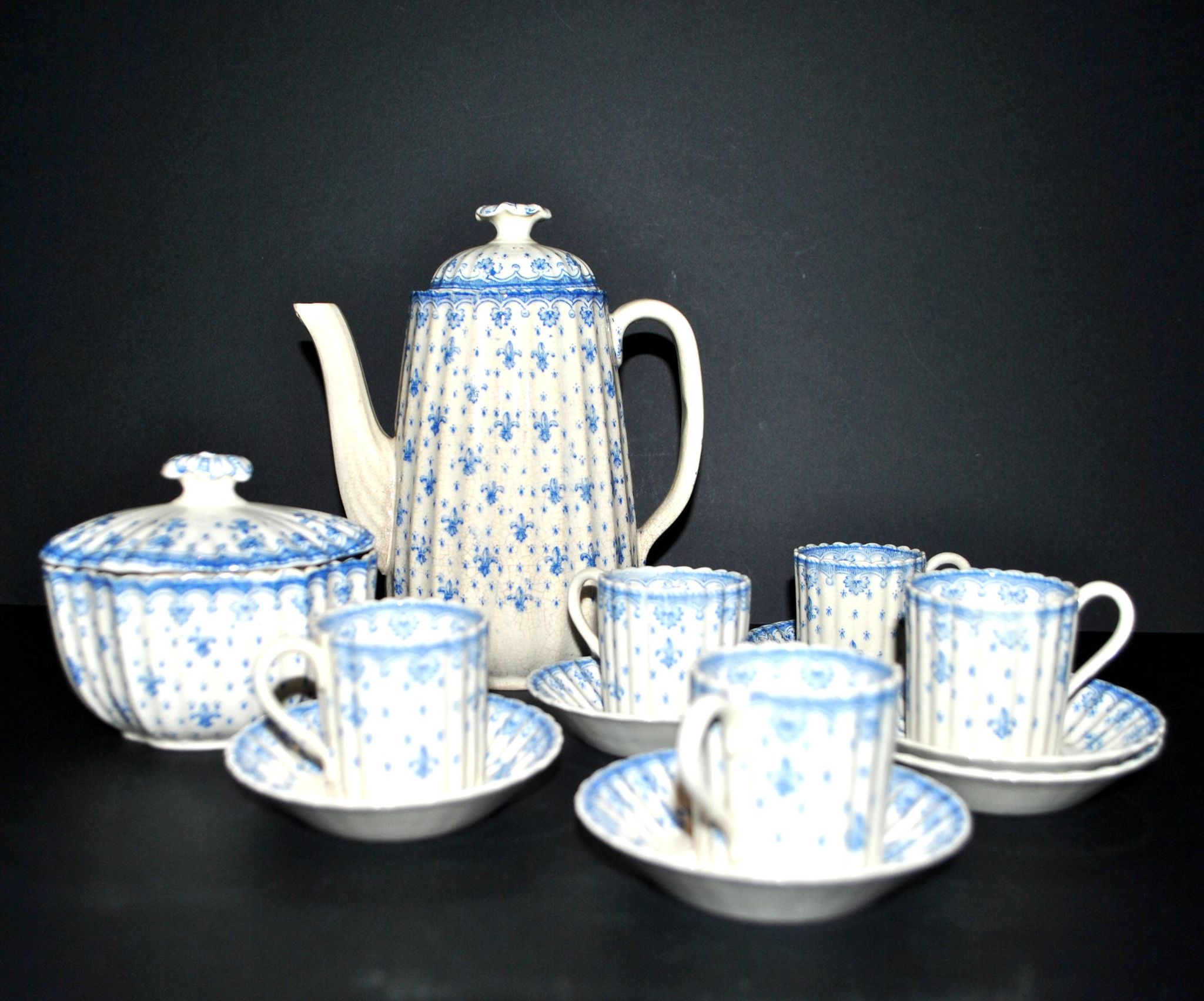 Service à café Copeland en faïence anglaise fleur de lys, XIXème s.