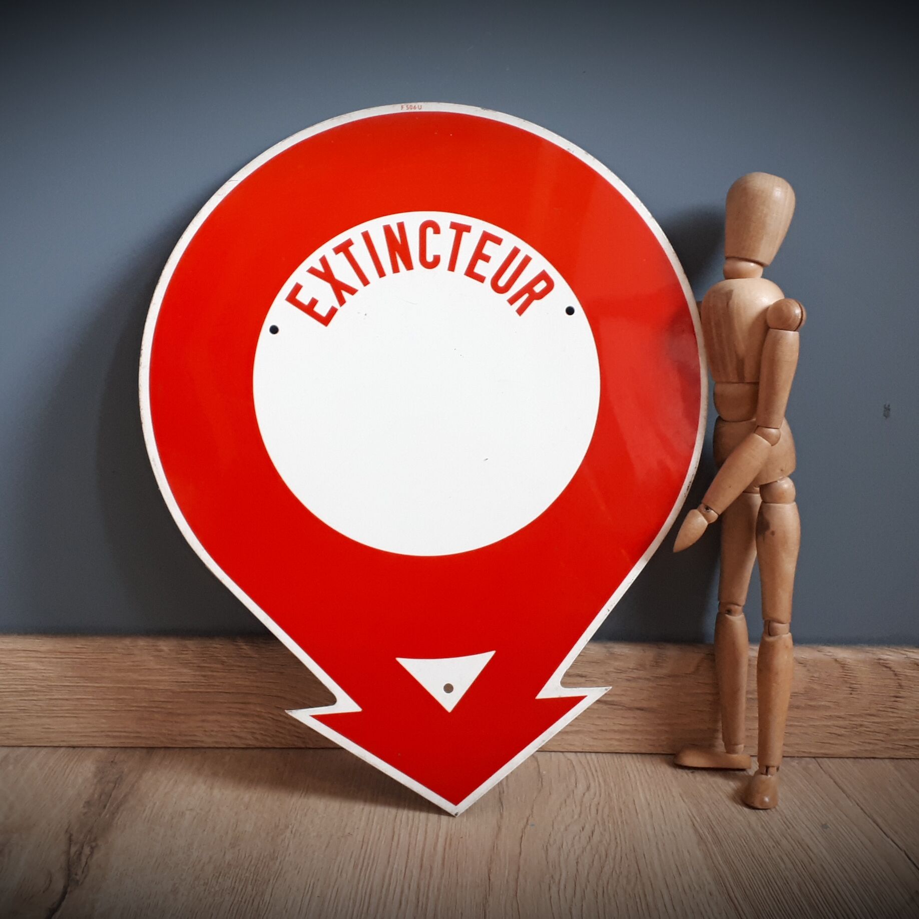 Fire extinguisher plate