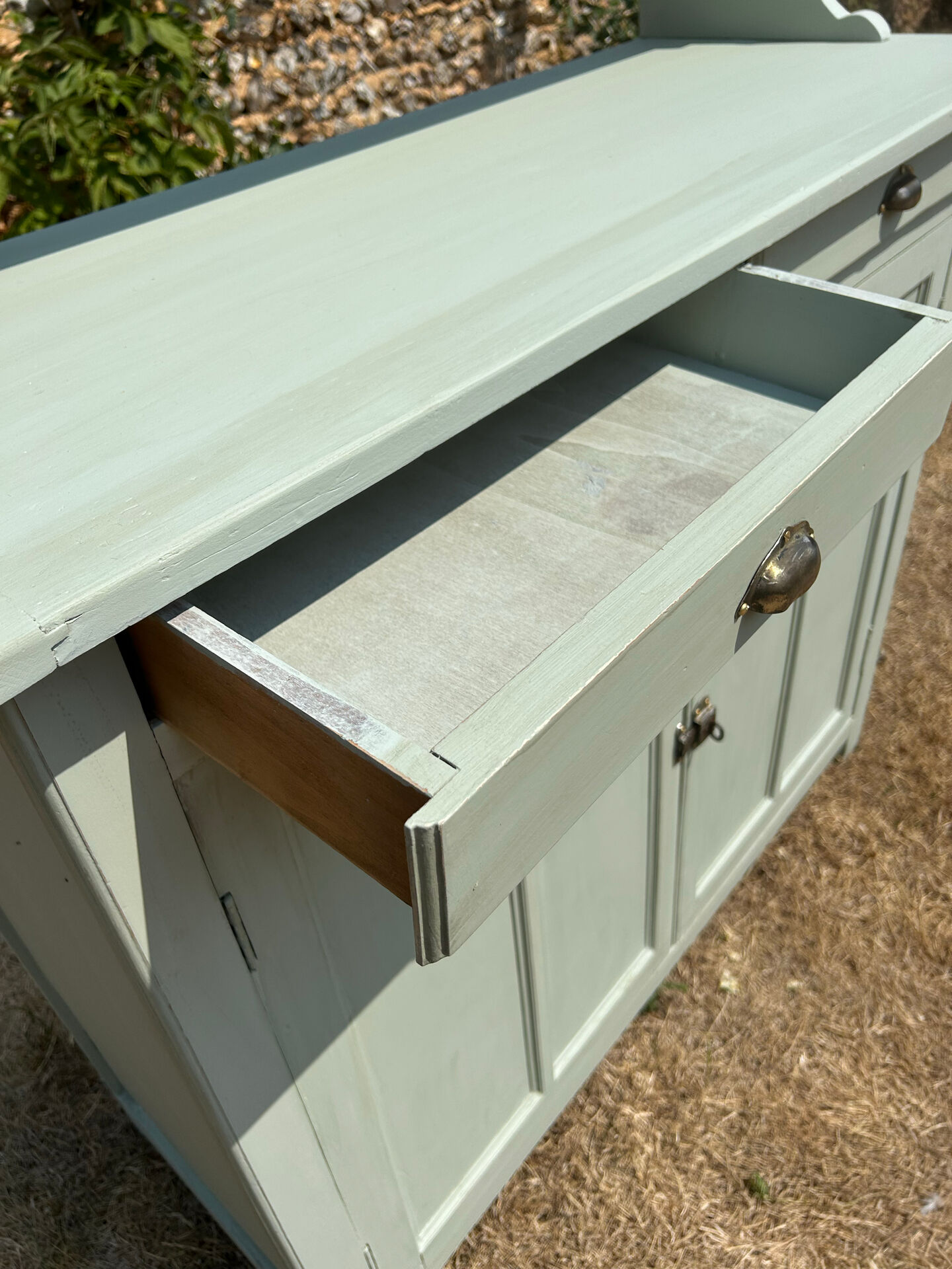 Buffet parisien vintage et son verrier vert d’eau