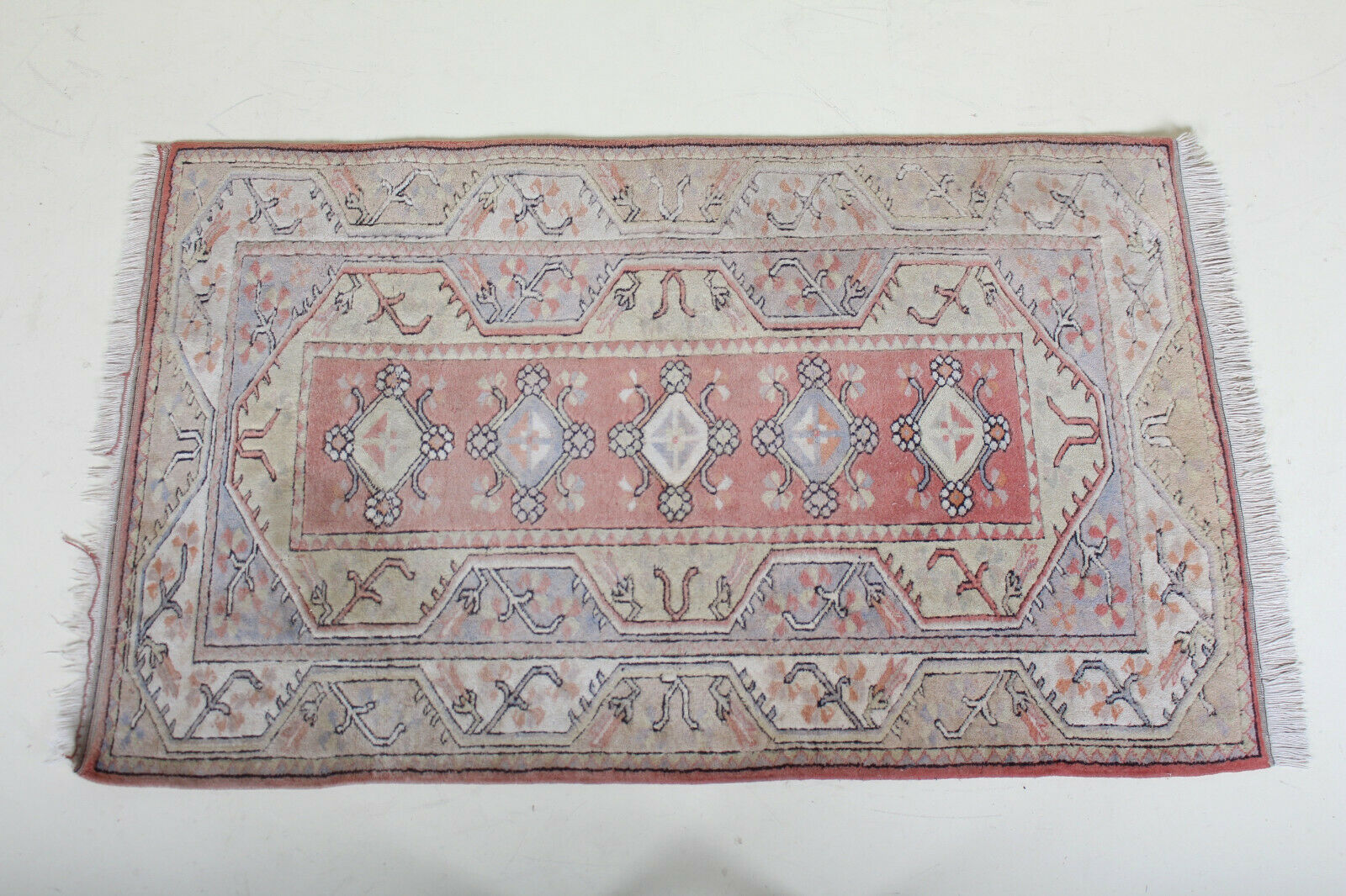 Rug melas Anatolian wool fringe on pink background 208x120cm