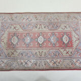 Rug melas Anatolian wool fringe on pink background 208x120cm