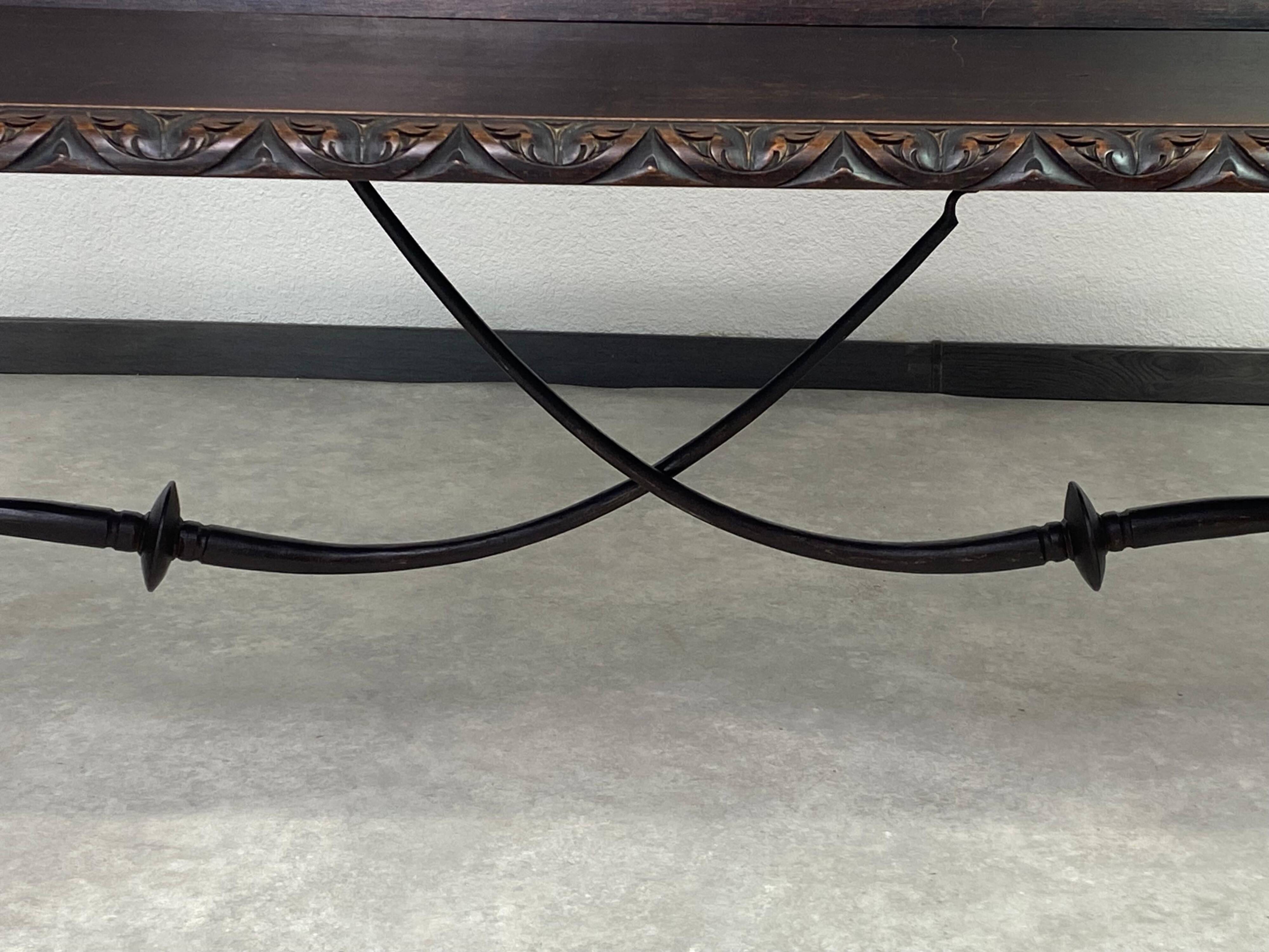 Banc en châtaignier et fer sculpté de la Renaissance espagnole du XIXe siècle