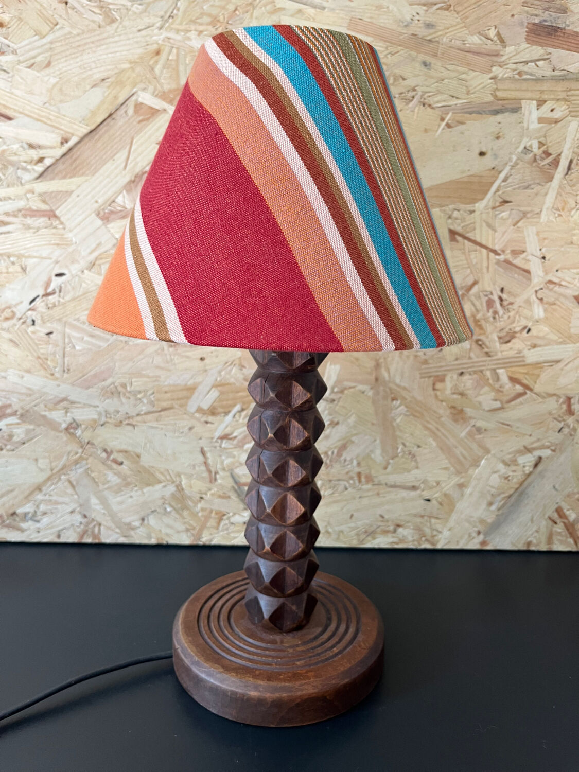Lampe en bois sculpté avec abat jour