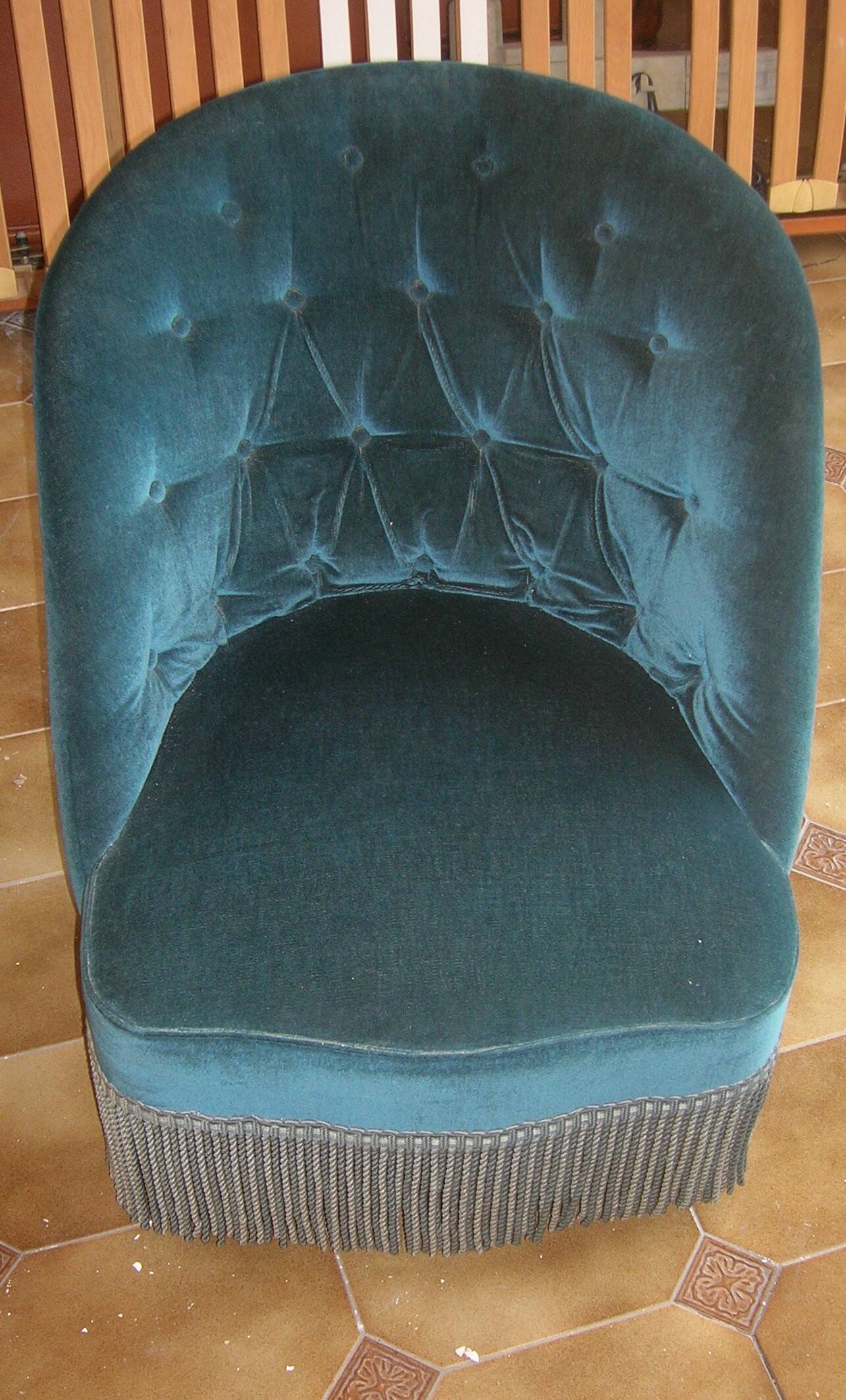 Fauteuil Crapaud en velours capitonné bleu acier