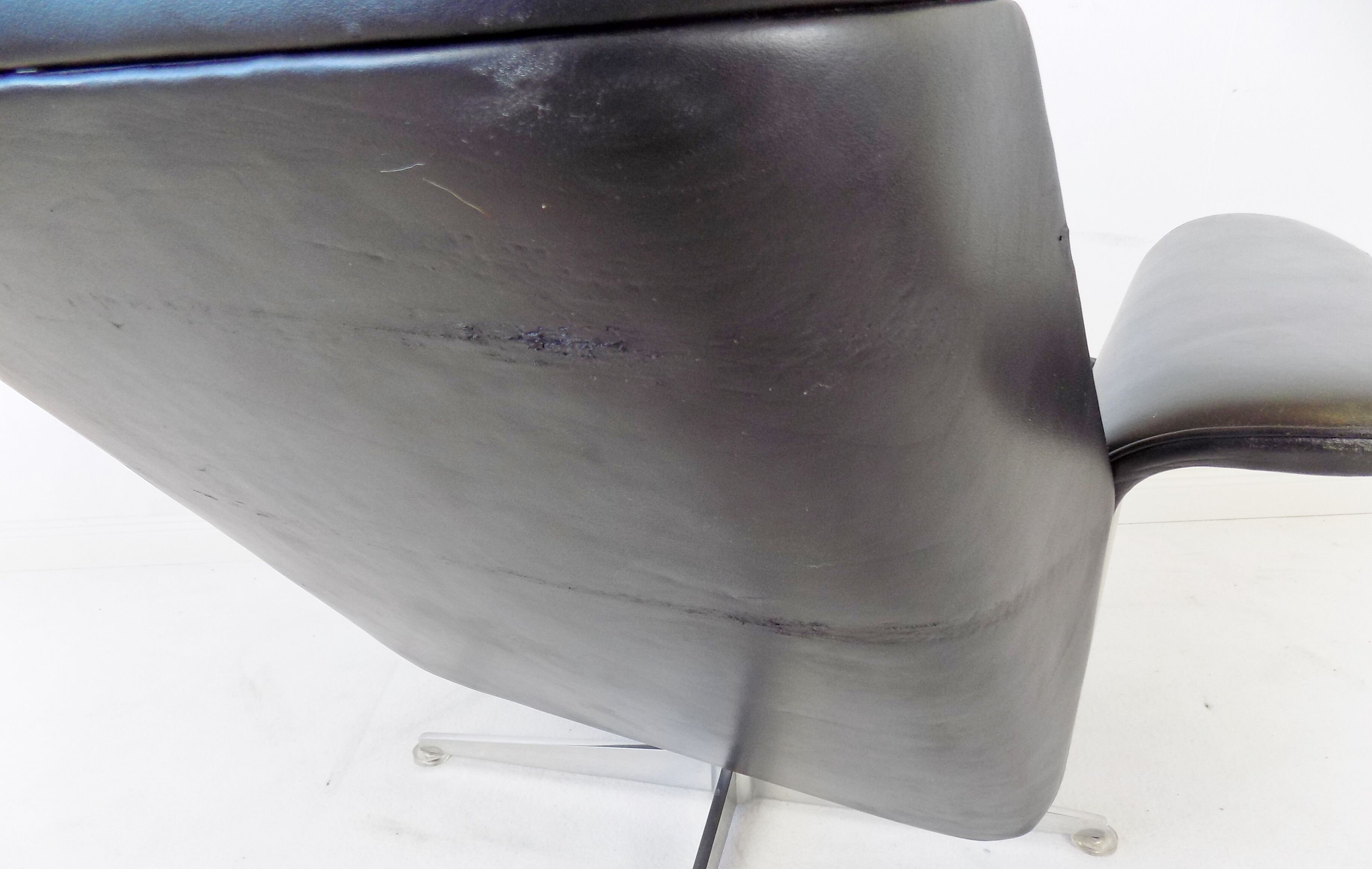 Fauteuil Kaufeld Siesta 62 en cuir noir par Jacques Brule