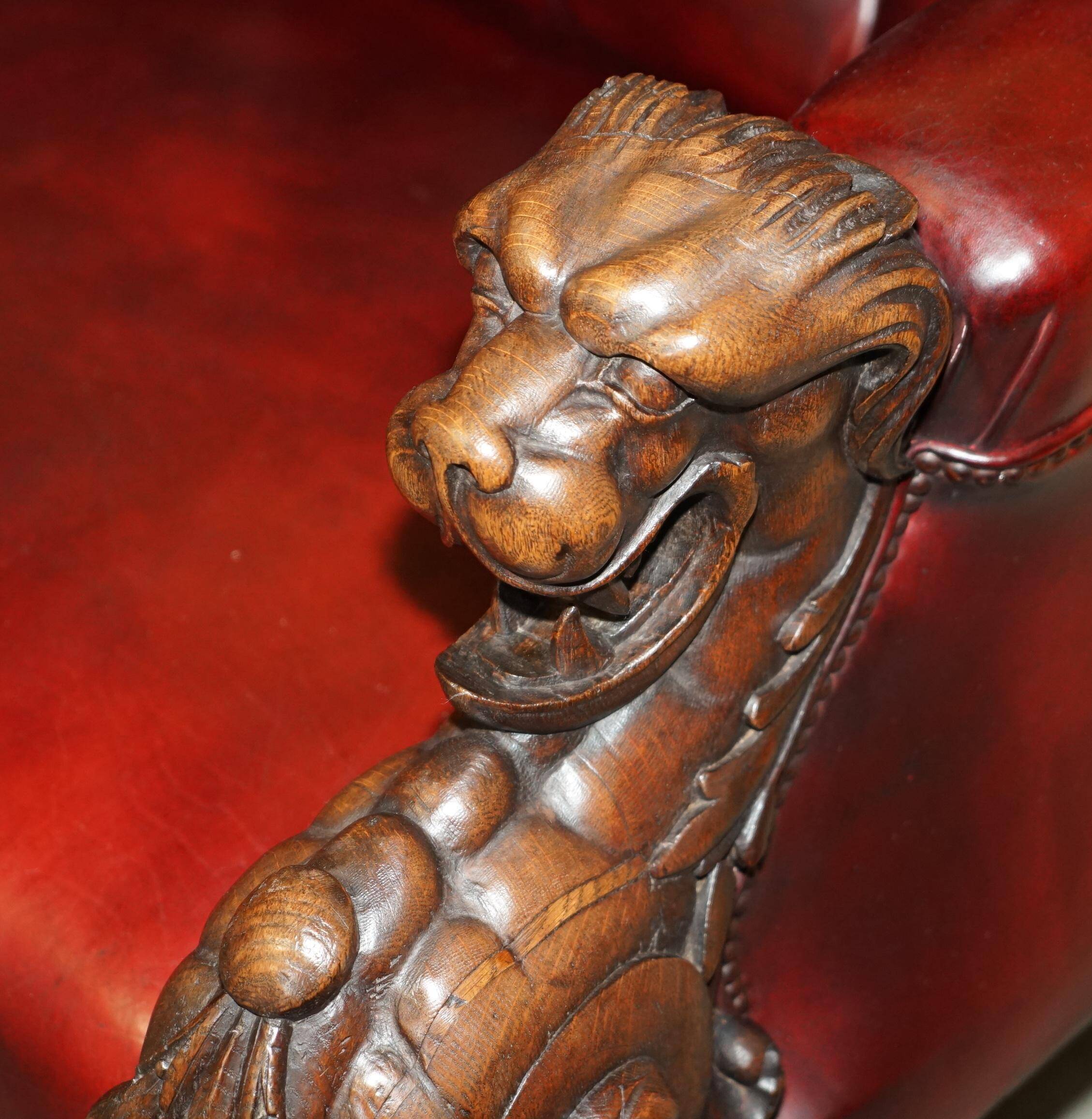 Canapé Chesterfield victorien en cuir avec têtes de lion sculptées