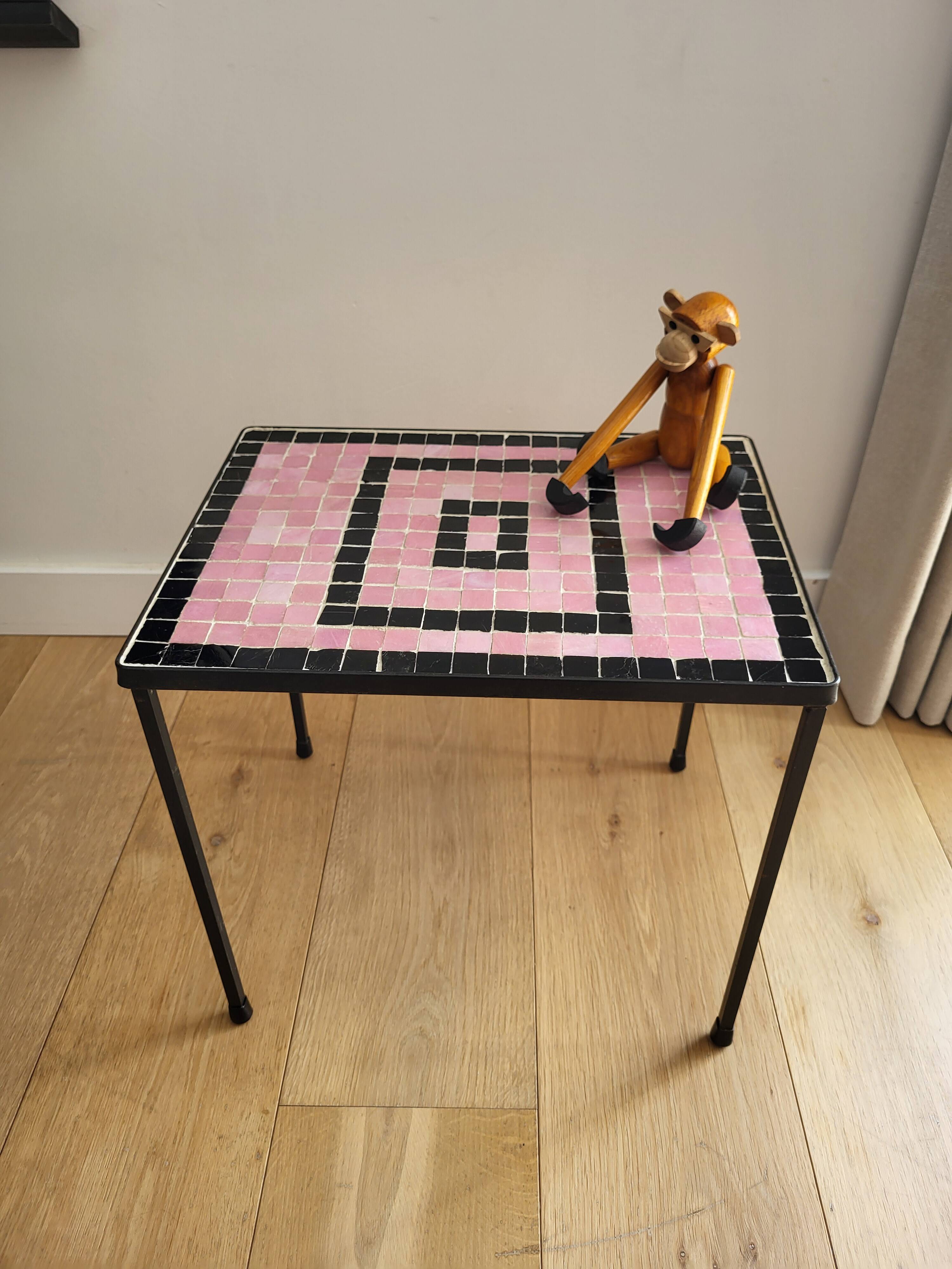 Plantentafeltje vintage avec betegeld mozaïek bovenblad en rose noir 1960