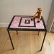 Plantentafeltje vintage avec betegeld mozaïek bovenblad en rose noir 1960