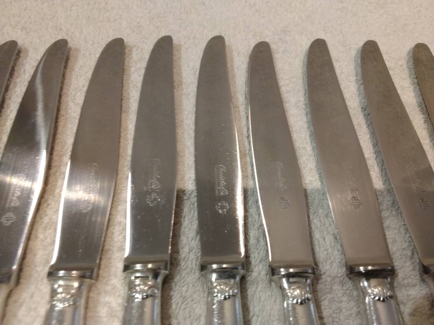 12 silver-plated table knives by Christofle Vendôme, 24.6cm