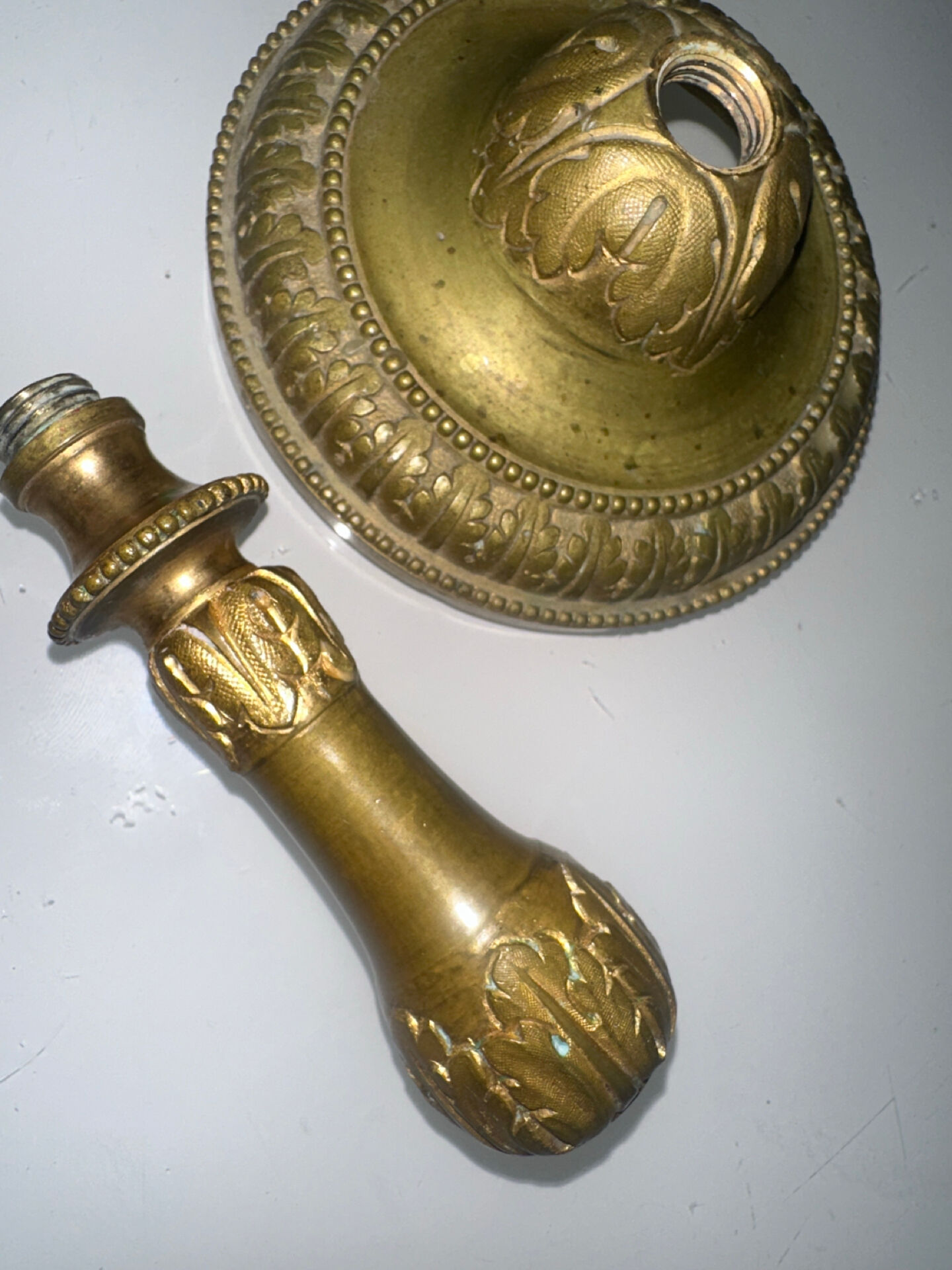 Flambeau époque Louis XVI en bronze doré finement ciselé