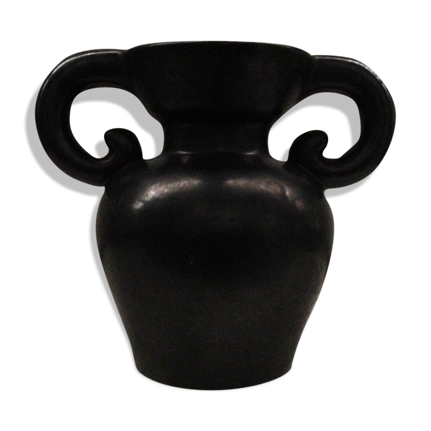 Vase minimaliste comportant anse