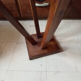 Pedestal table