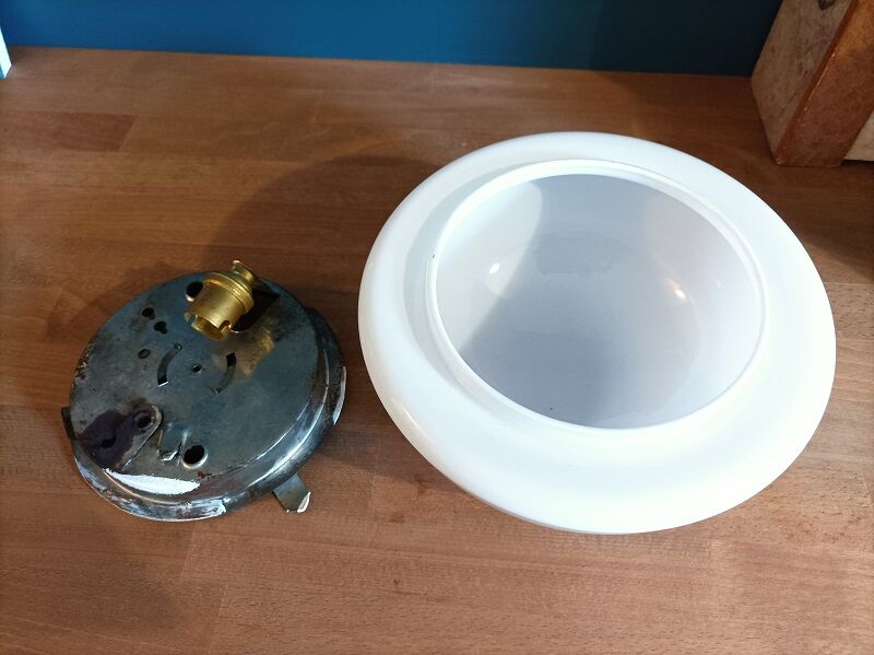 Ceiling lamp with opaline globe