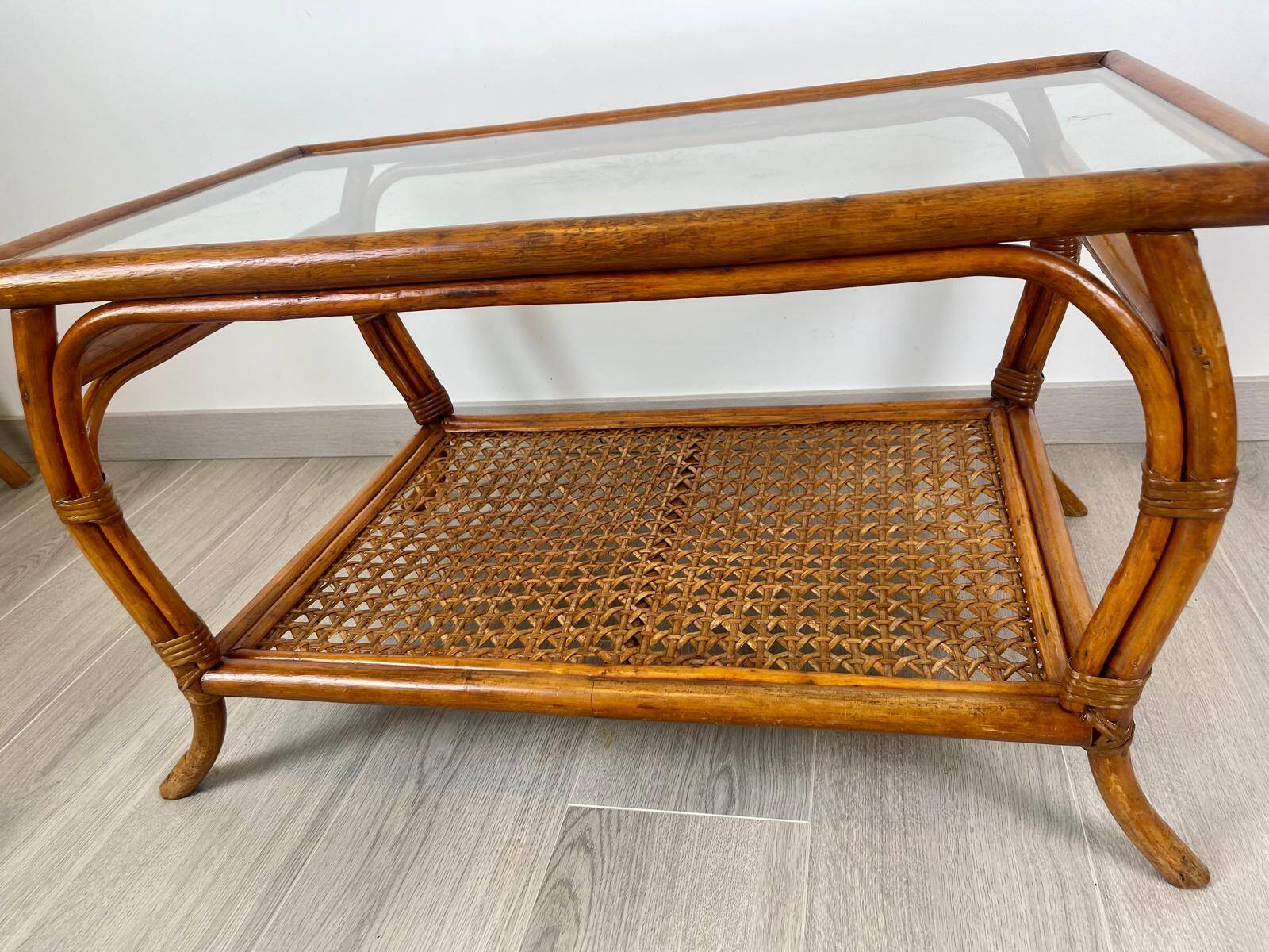 Vintage rattan & glass coffee table – 86 cm – authentic charm