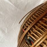 Ancien panier en osier tressé et scoubidou