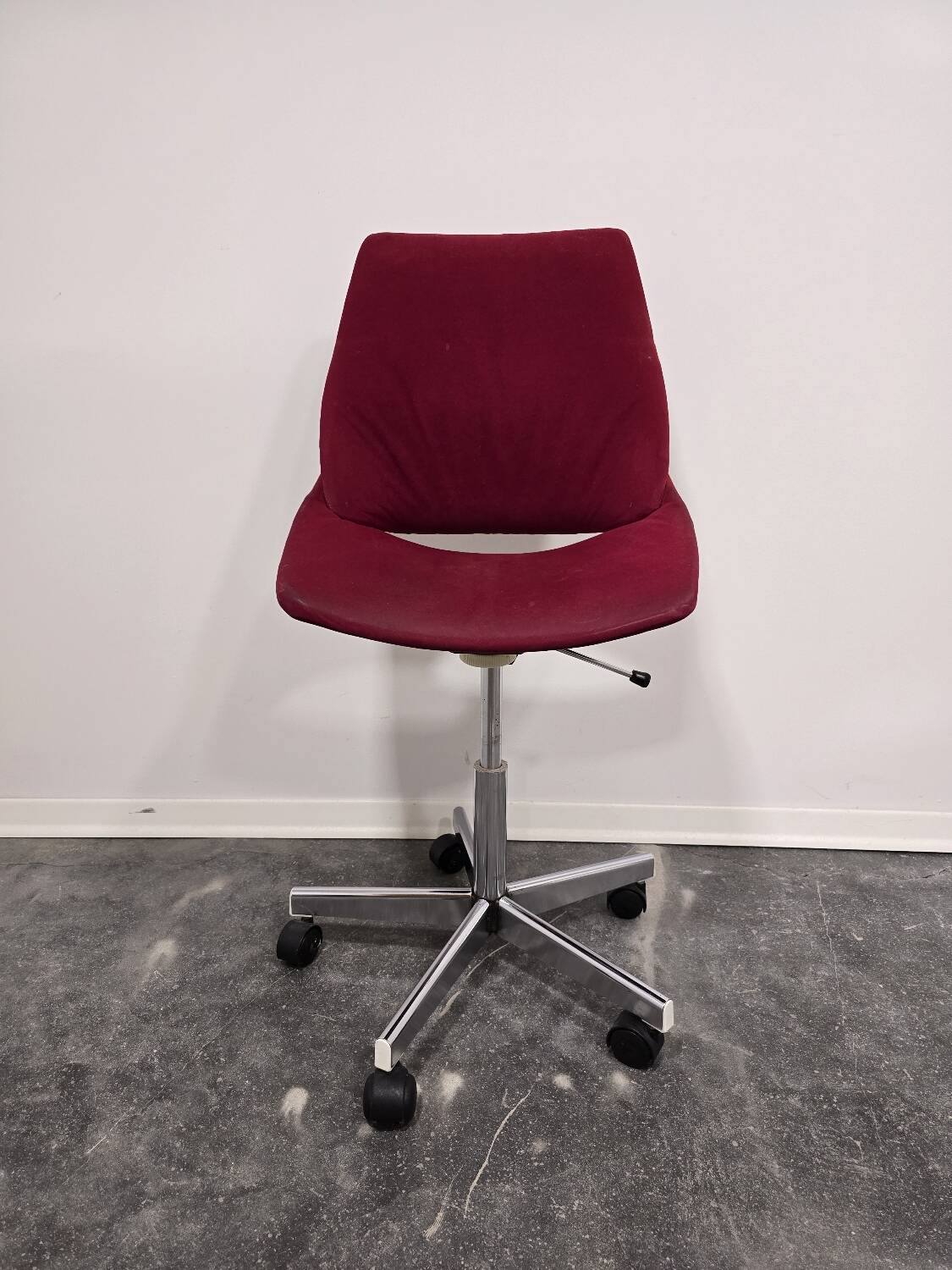 Chaise de bureau pivotante rouge des années 1970