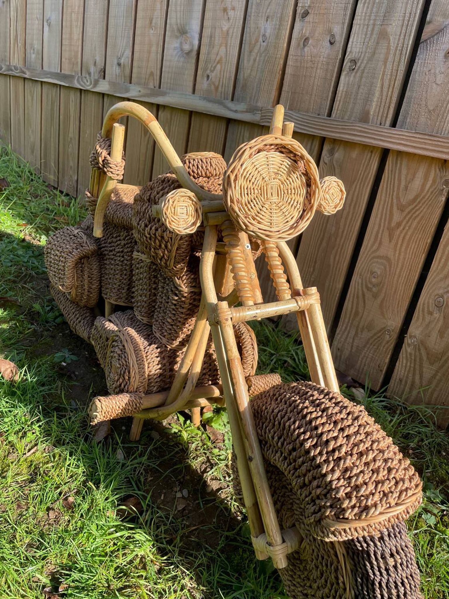 Sculpture moto Harley Davidson en osier