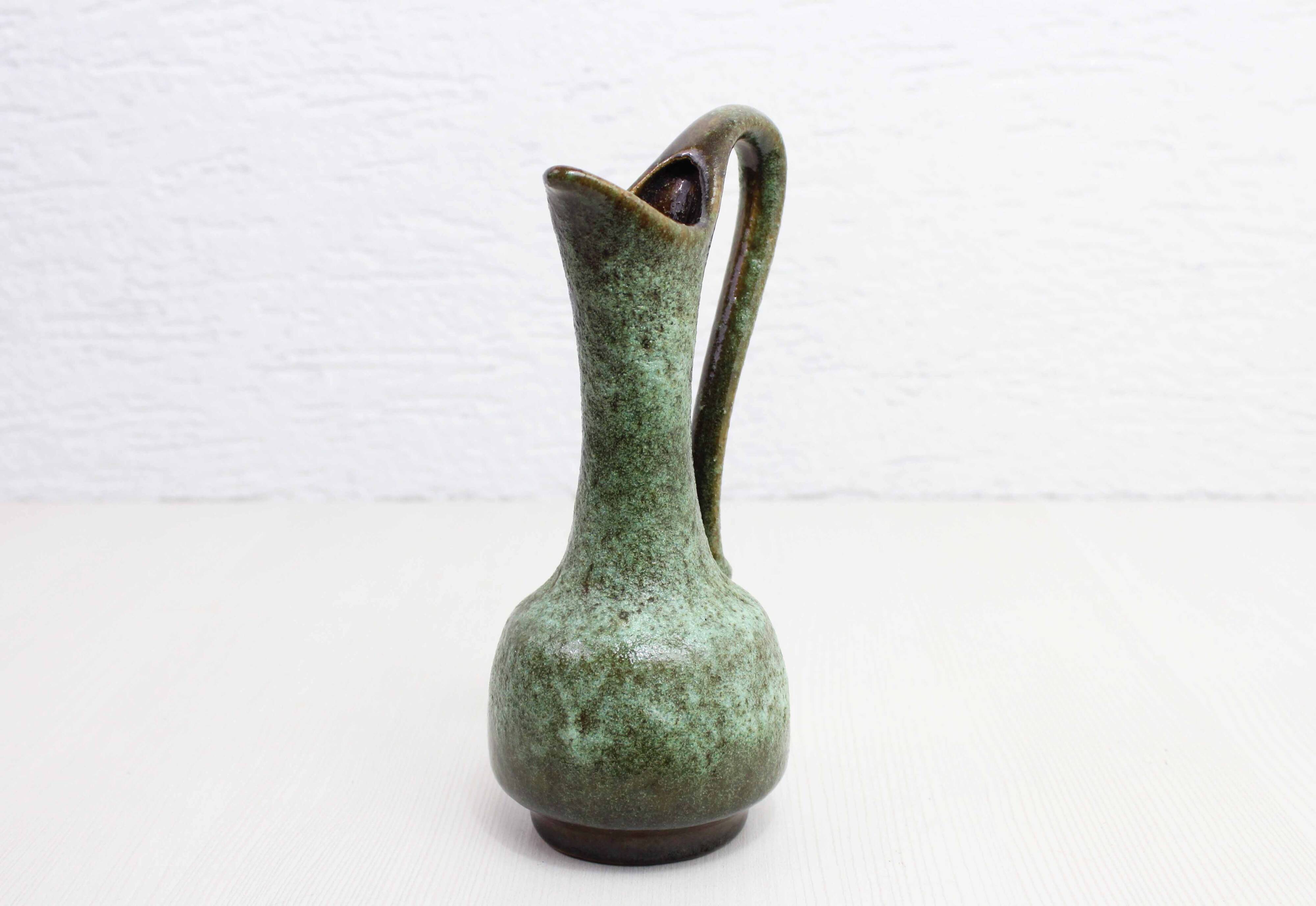 WG pitcher vase 1970