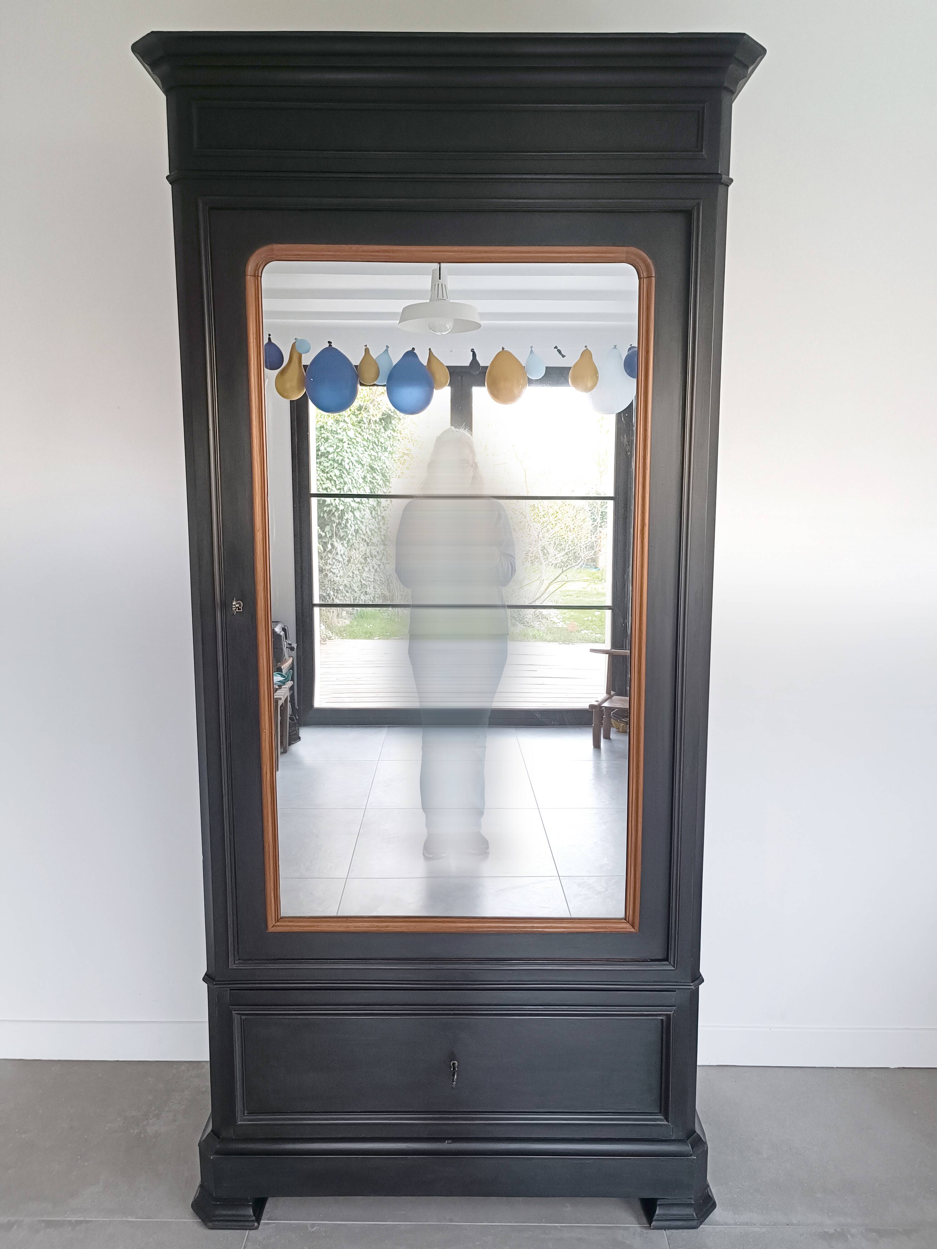 Grande bonnetière à miroir ancienne
