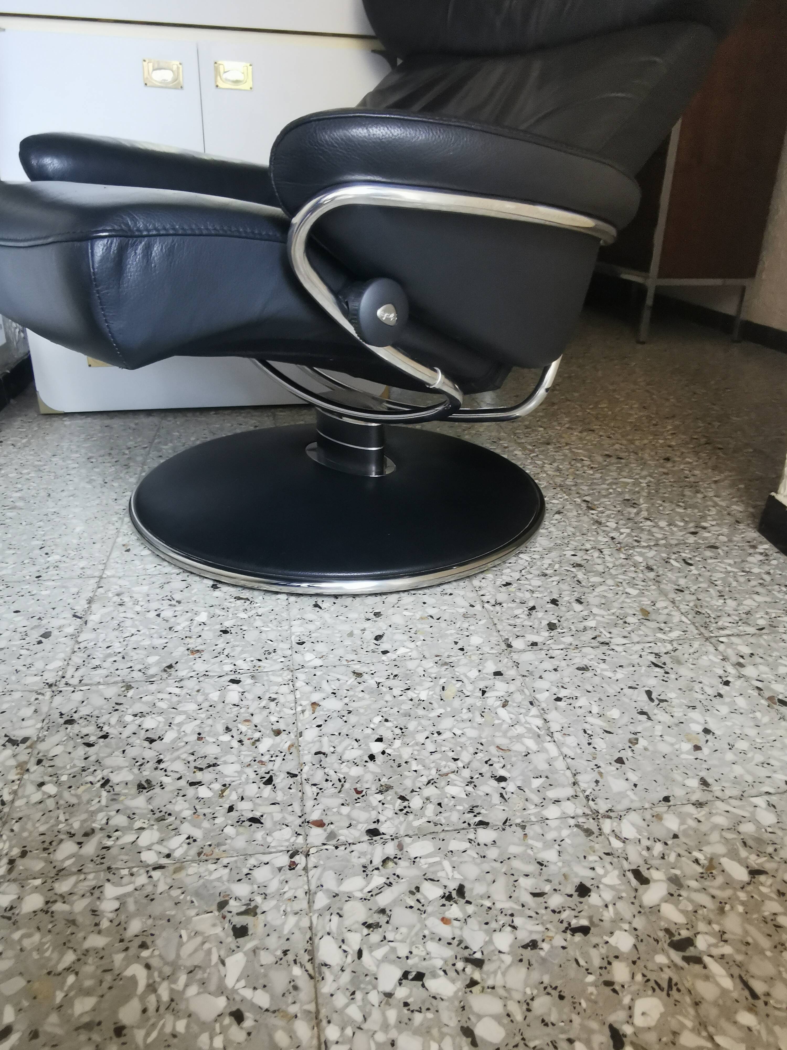 Stressless chair ekorness jazz grained leather and his foot rests