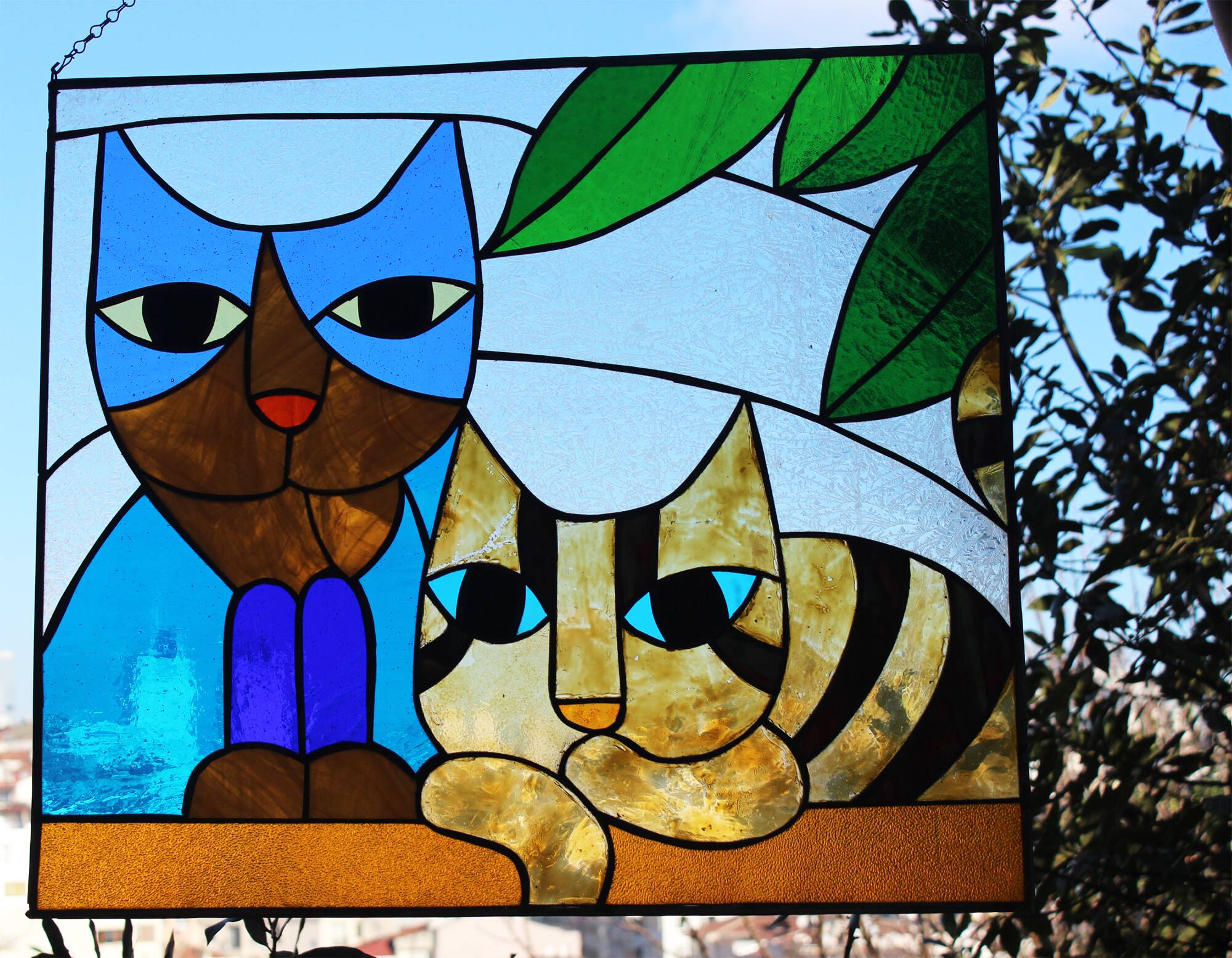 Vitrail artisanal vintage – motif chats – 60 × 68 cm – pièce unique en verre