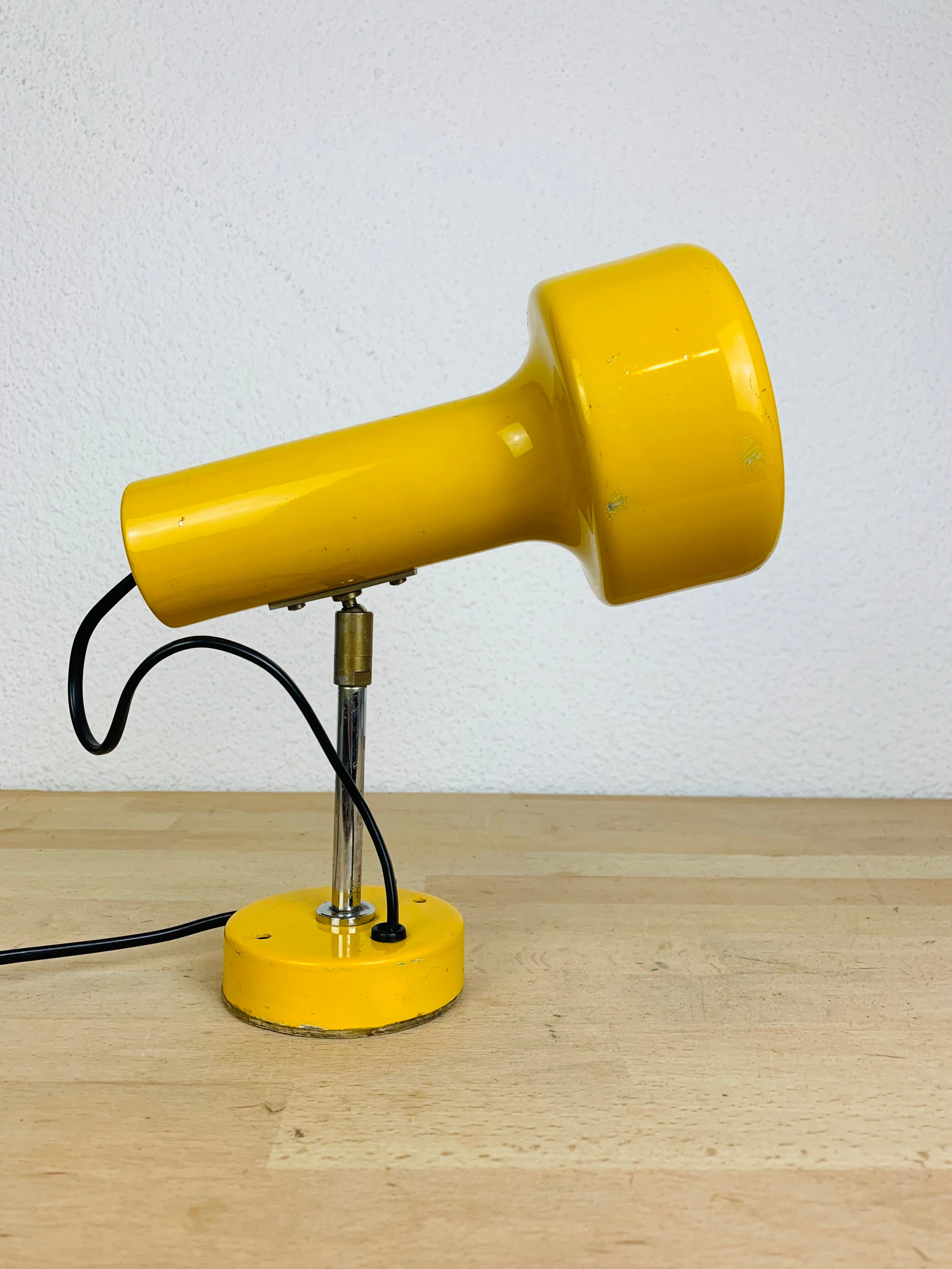 Yellow spot lamp to pose 70s