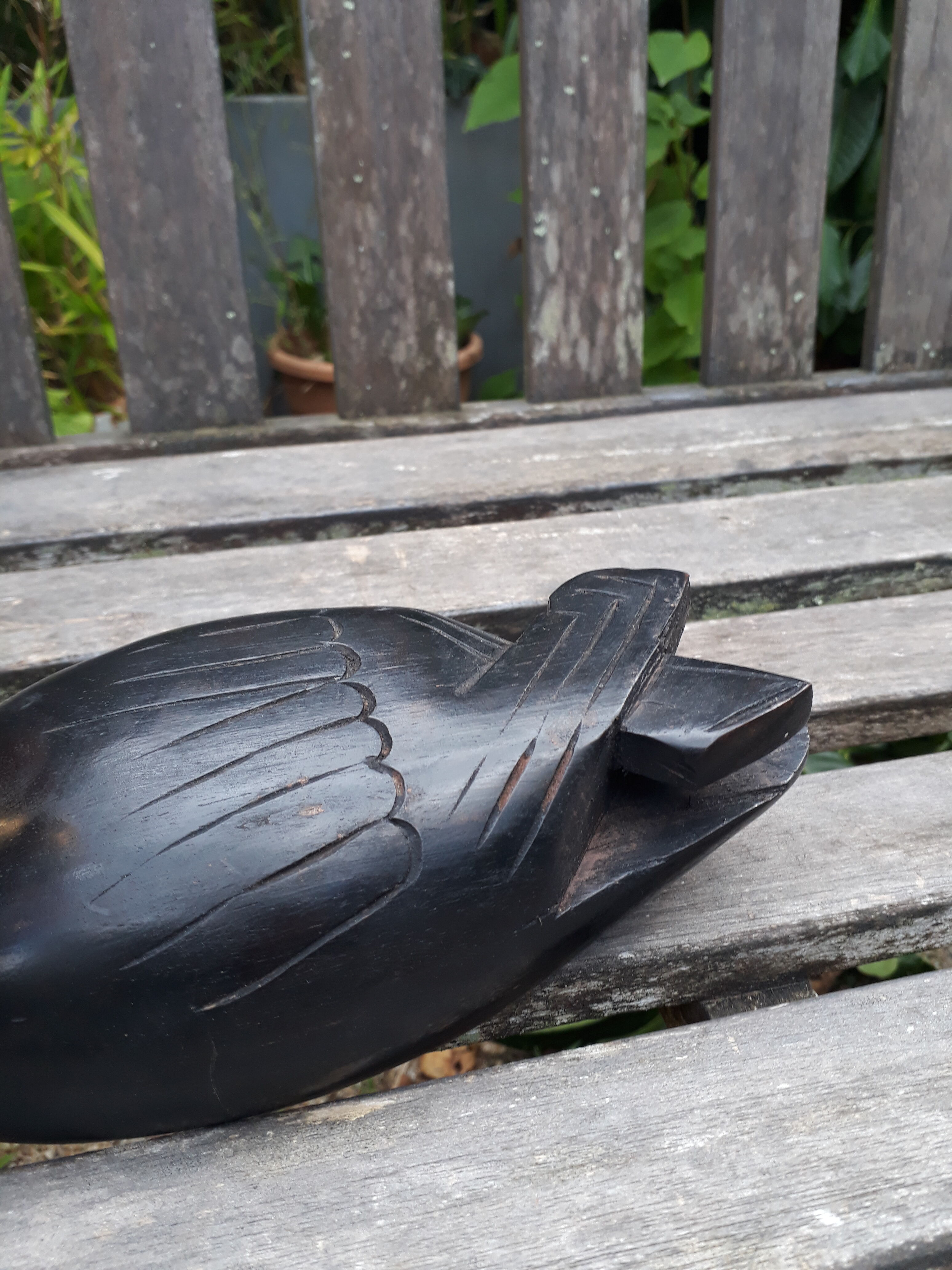 Canard en bois teinté noir, tête laiton, artisanal