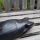 Canard en bois teinté noir, tête laiton, artisanal