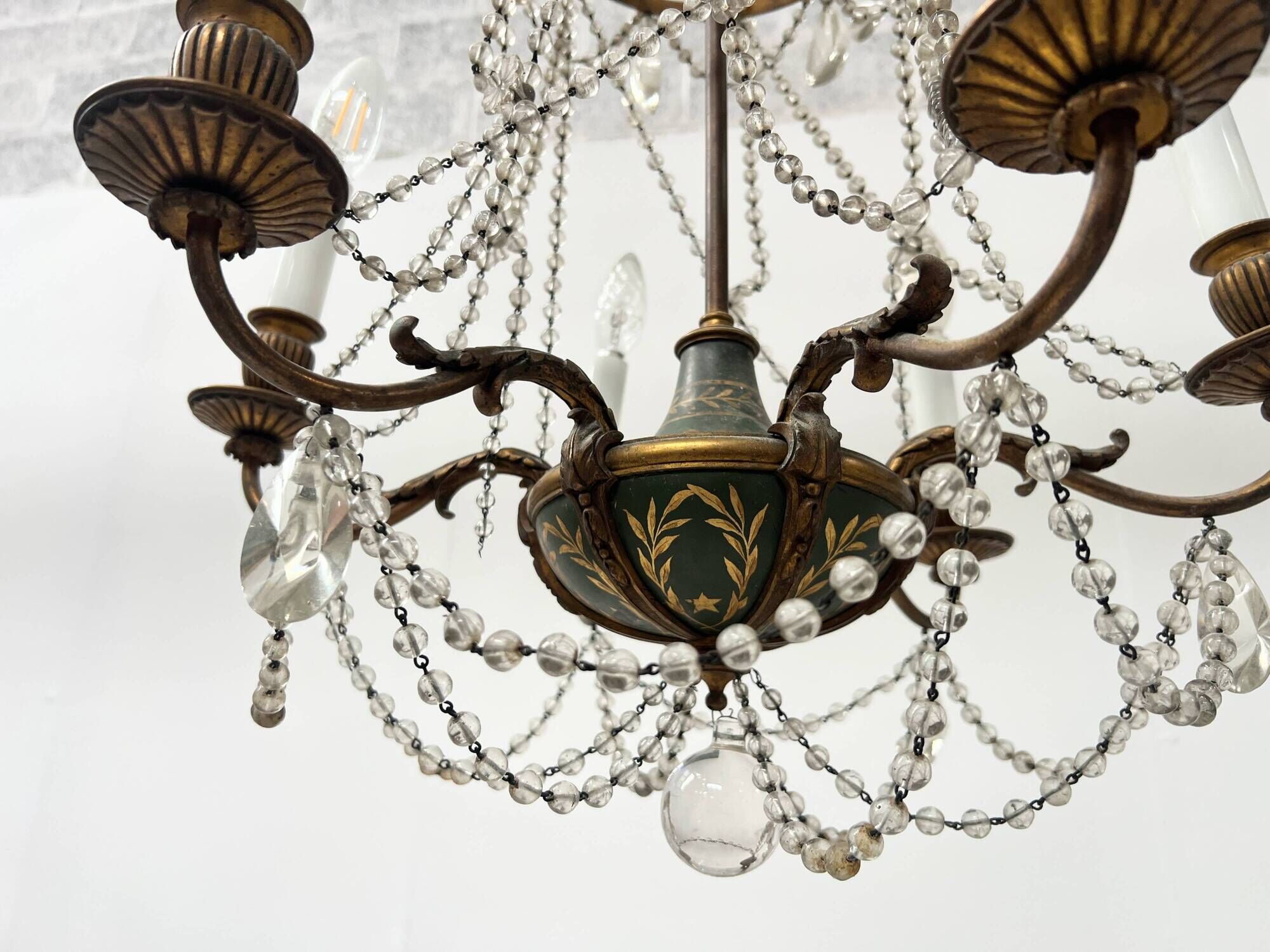 Louis XVI style chandelier with a pearl garland and painted tin, 20th century.