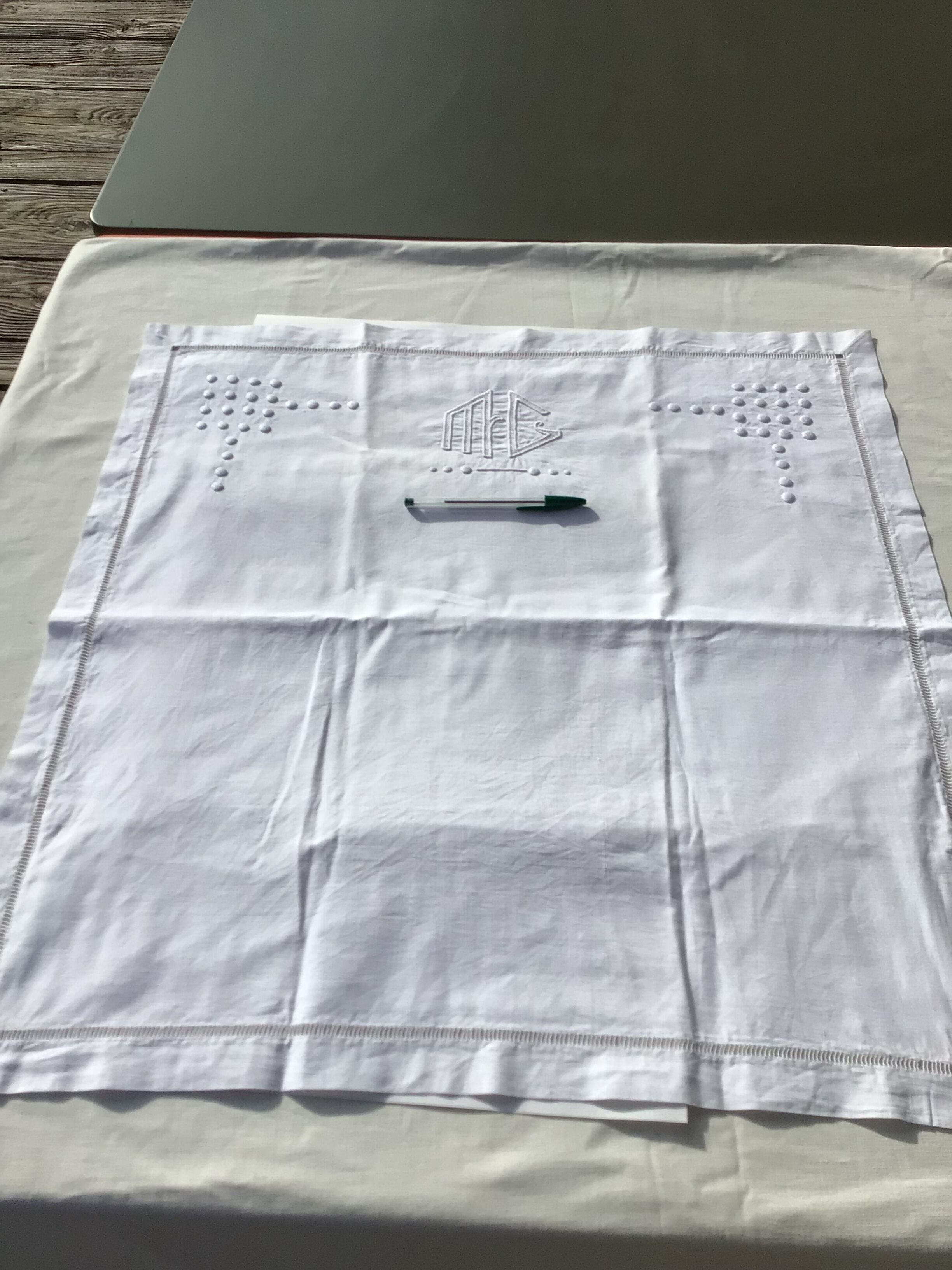 Embroidered pillowcase MC daytime relief pellets Métis scale