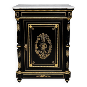 Commode de style Napoléon III, décorée de marqueterie en laiton et montures en bronze doré.
