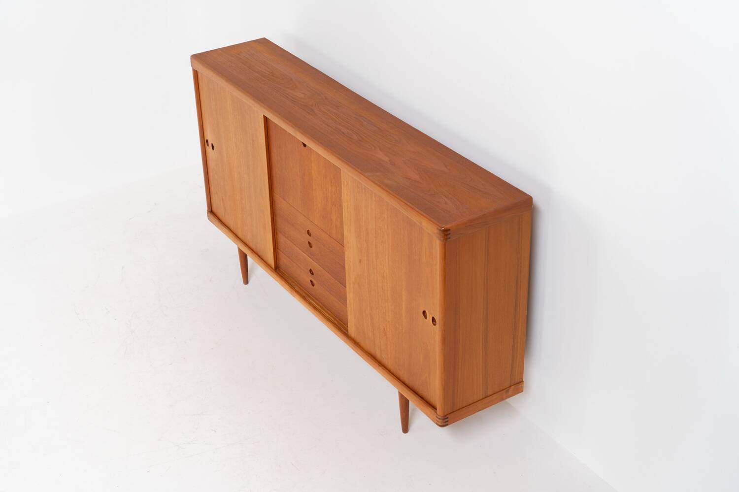 Buffet haut de Henry W. Klein pour Bramin en teck (Danemark, années 1960).