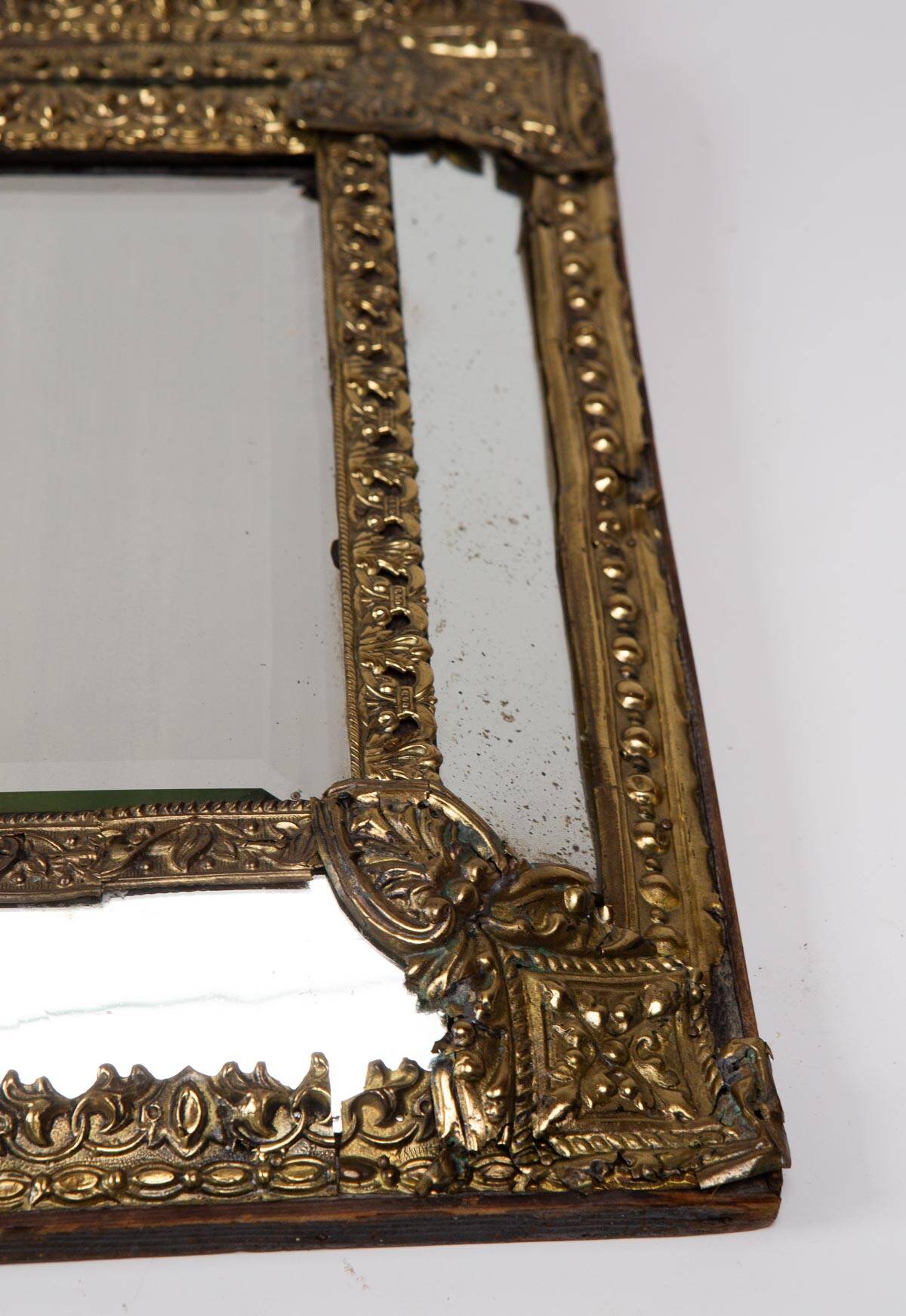 Antique French mirror in repoussé brass with a 19th-century pediment (60*34 cm)